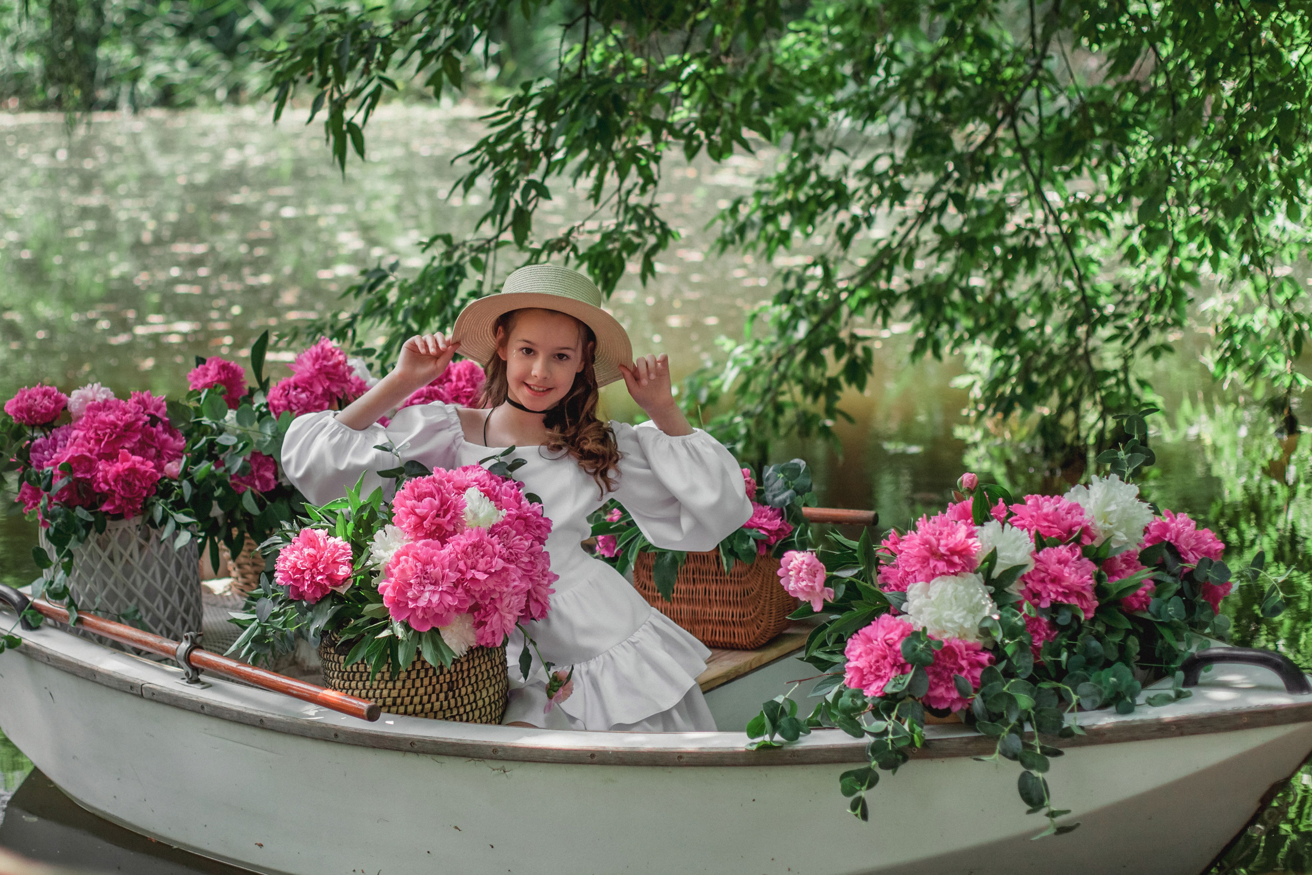 Екатерина и Вика в лодке с пионами. Фотограф в Волгограде Норченко Светлана