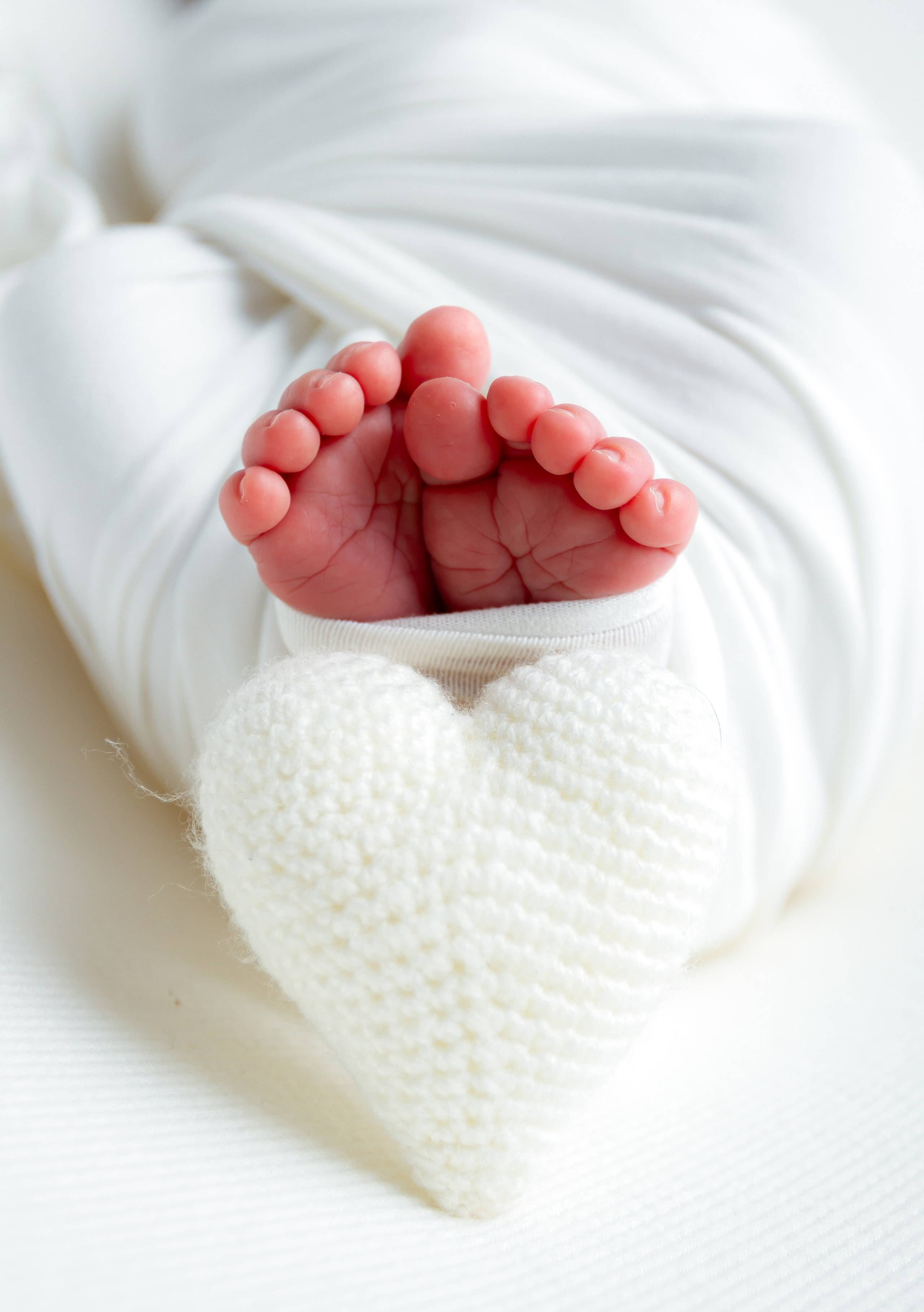 Ножки новорожденного с сердечком