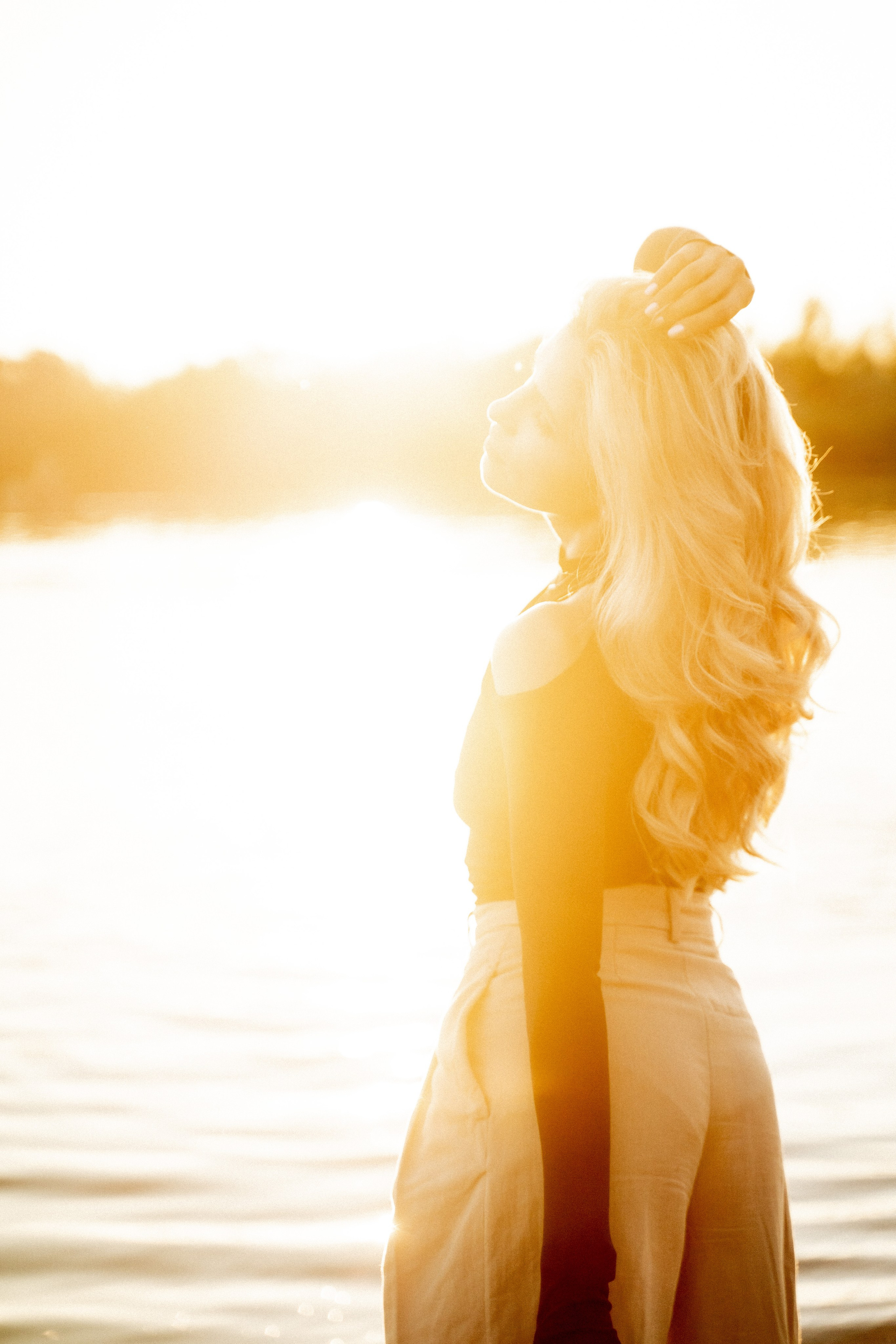 Девушки на берегу