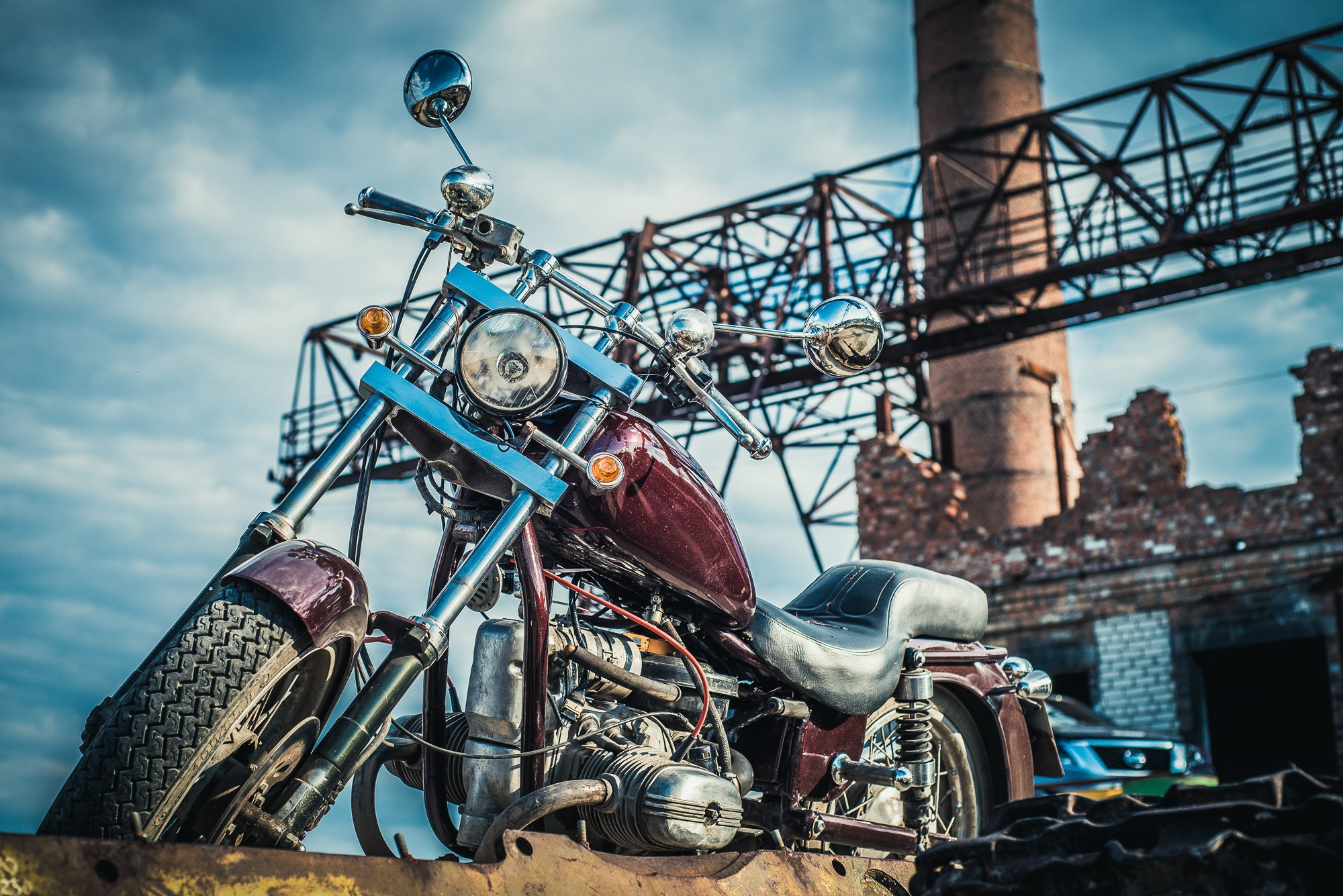 Мотоцикл на заброшенном заводе