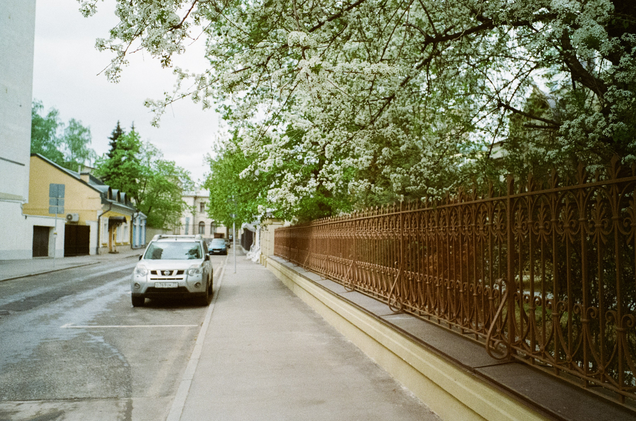 Ул. Поваровка и окрестности | Voigtlander BESSA-T — Voigtlander Ultron 28 mm f/2 | Kodak Ultramax 400 (просрочка) @ ISO 100