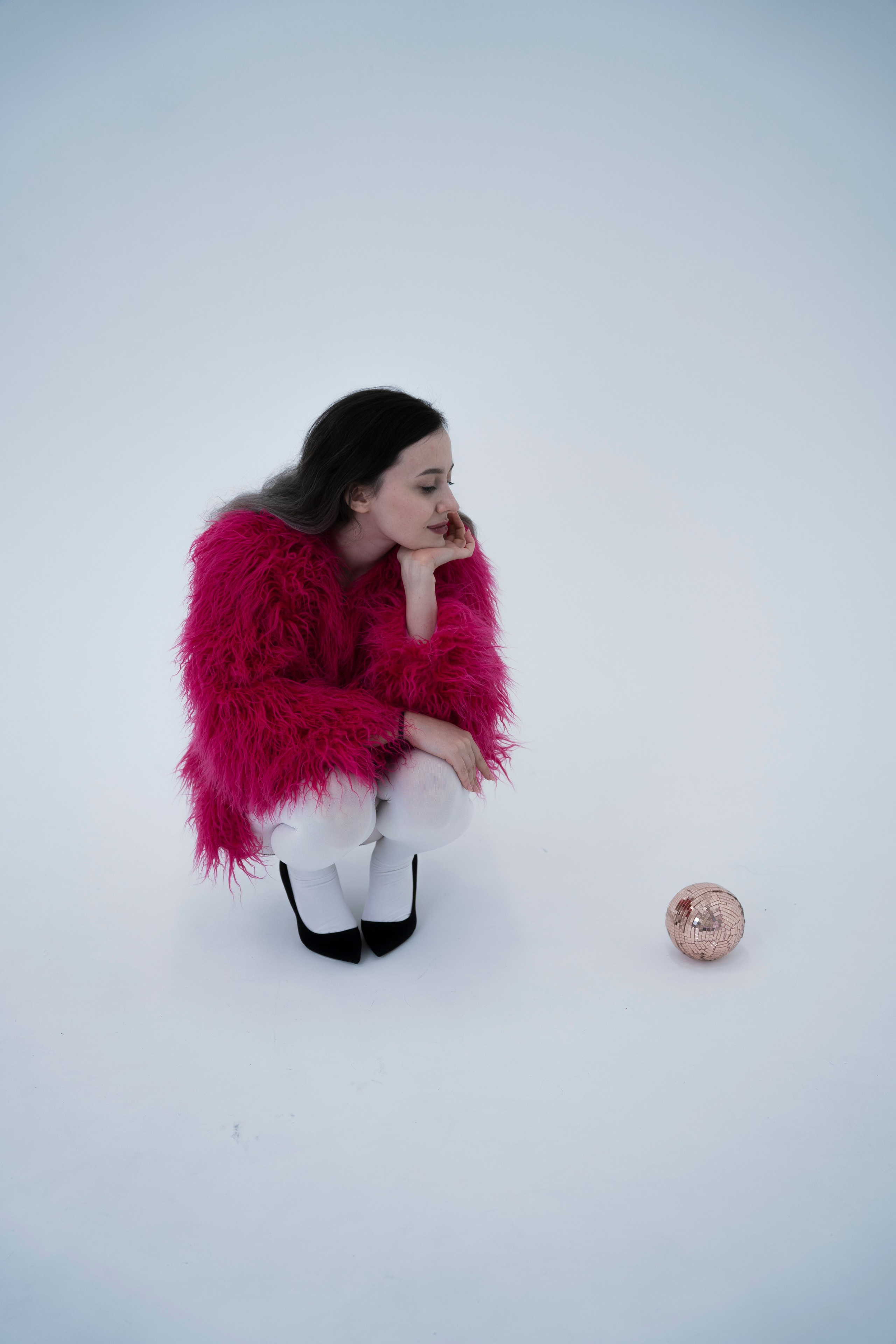 ДЕВОЧКА НА ШАРЕ. Главная