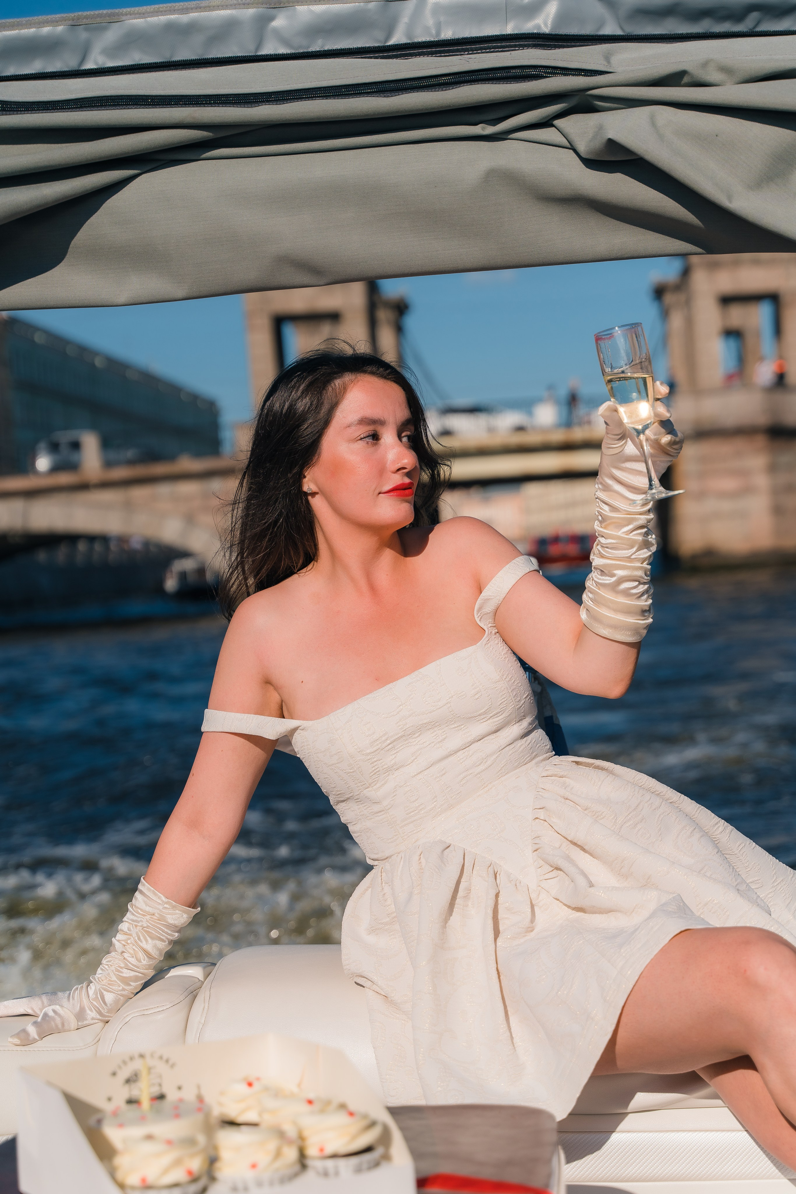 Фотосъемка девичника, встреча девушек, веселые женские портреты