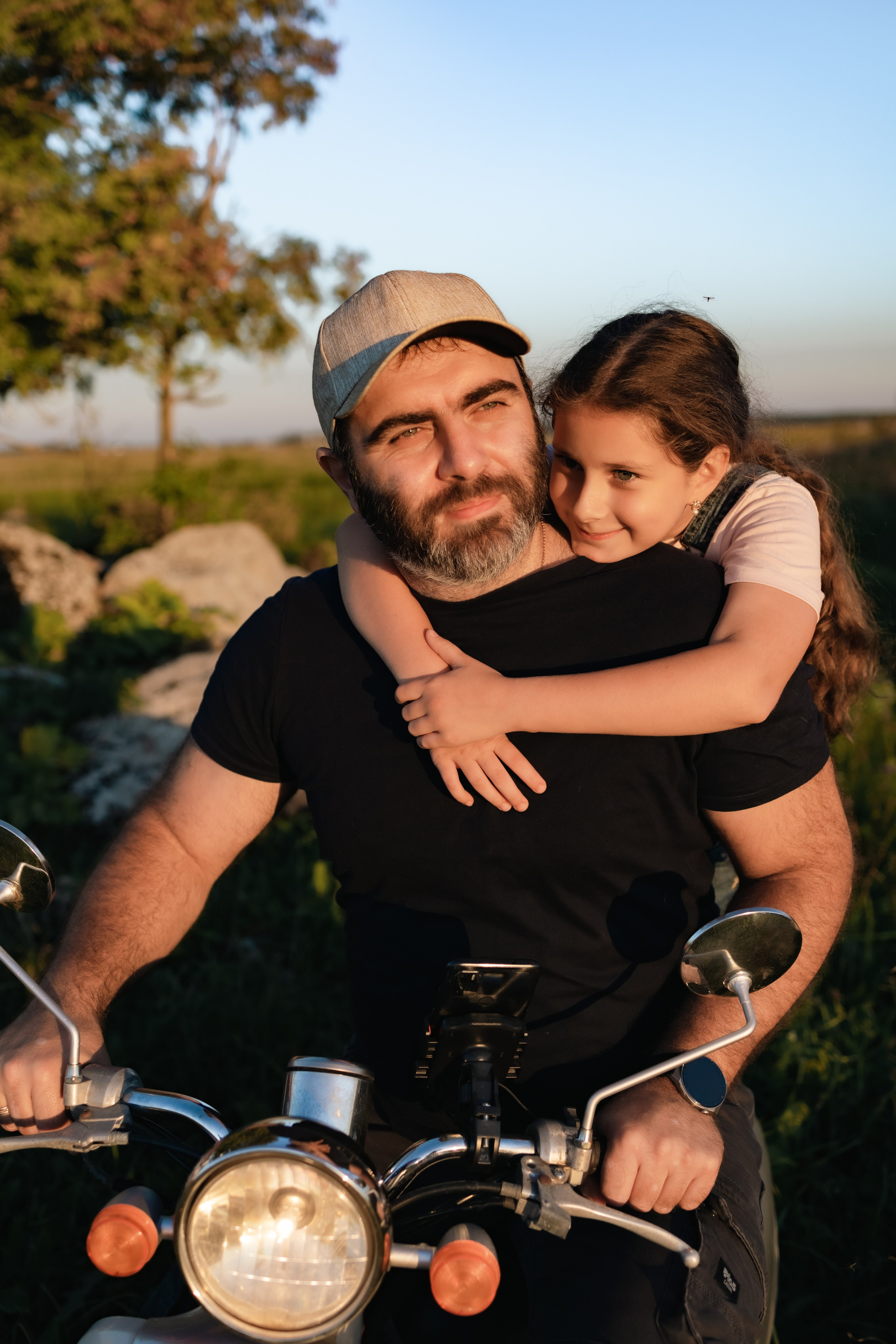 дочка крепко обнимает папу