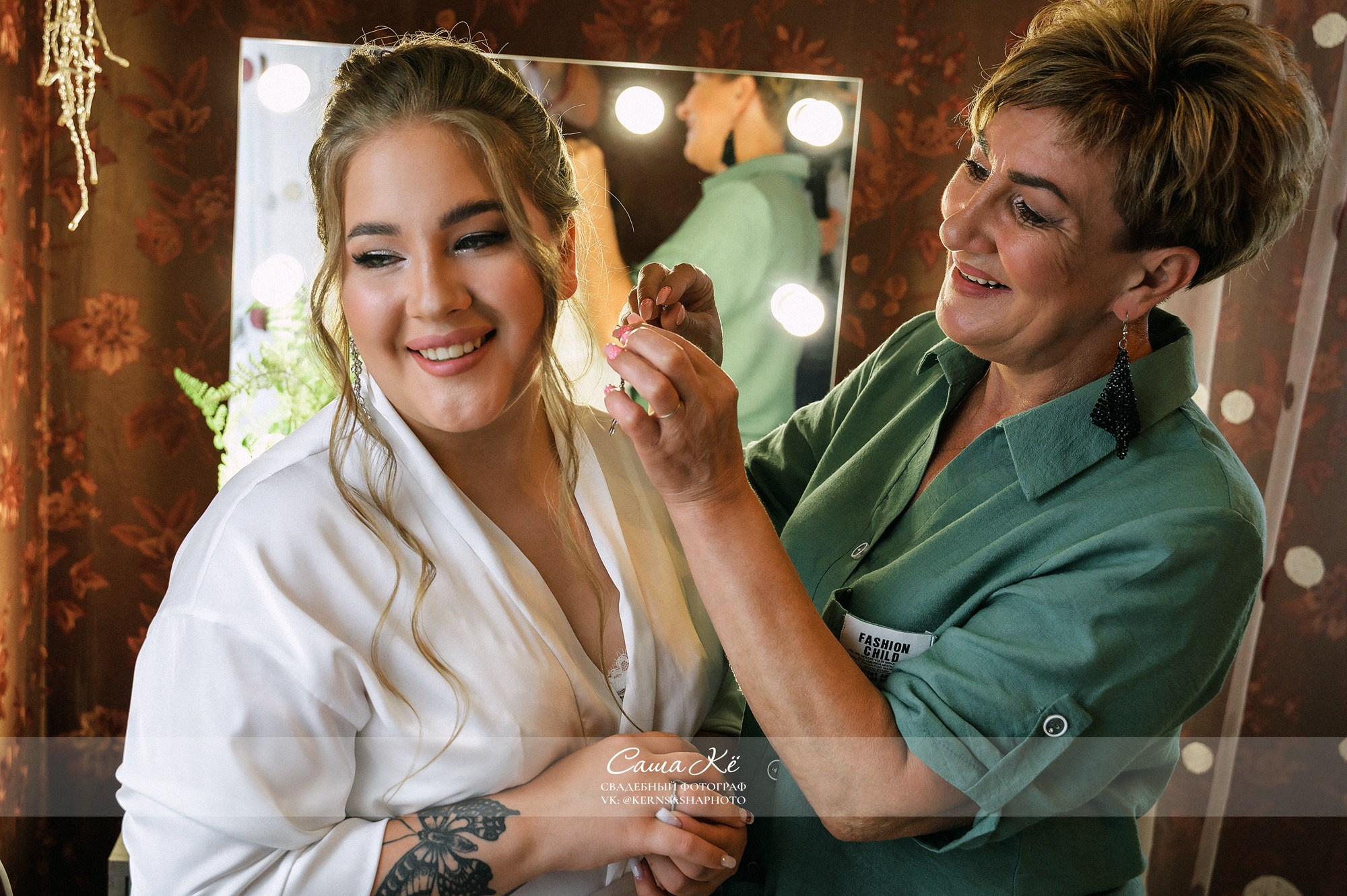 Парочка ходит по улицам, улыбайтесь всей душой. Профессиональный фотограф из Новосибирска — Саша Кё.