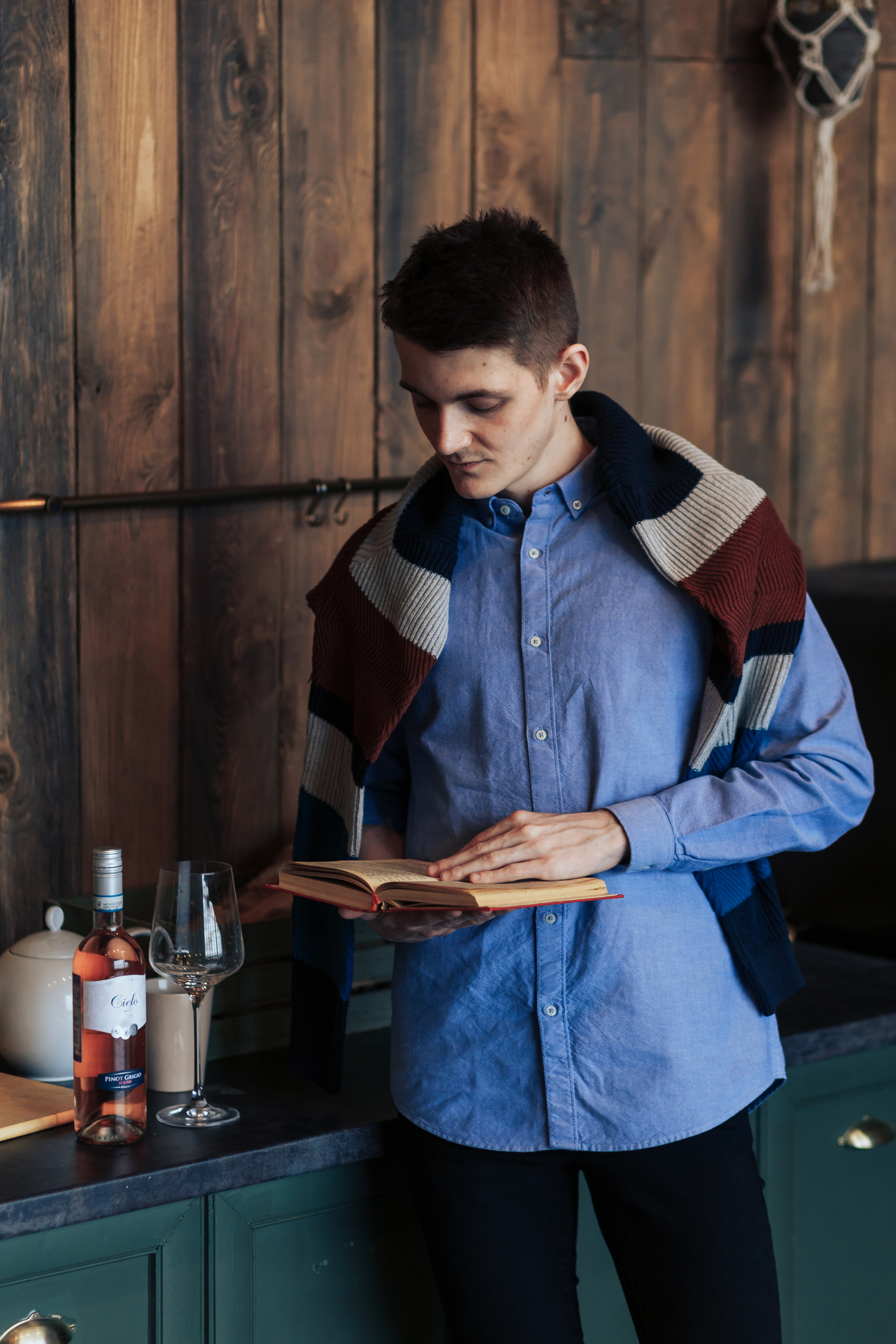 Мужской портрет в студии, фотограф в Калининграде. Фотосъемка и видеосъемка в Калининграде Liveemotion.pro