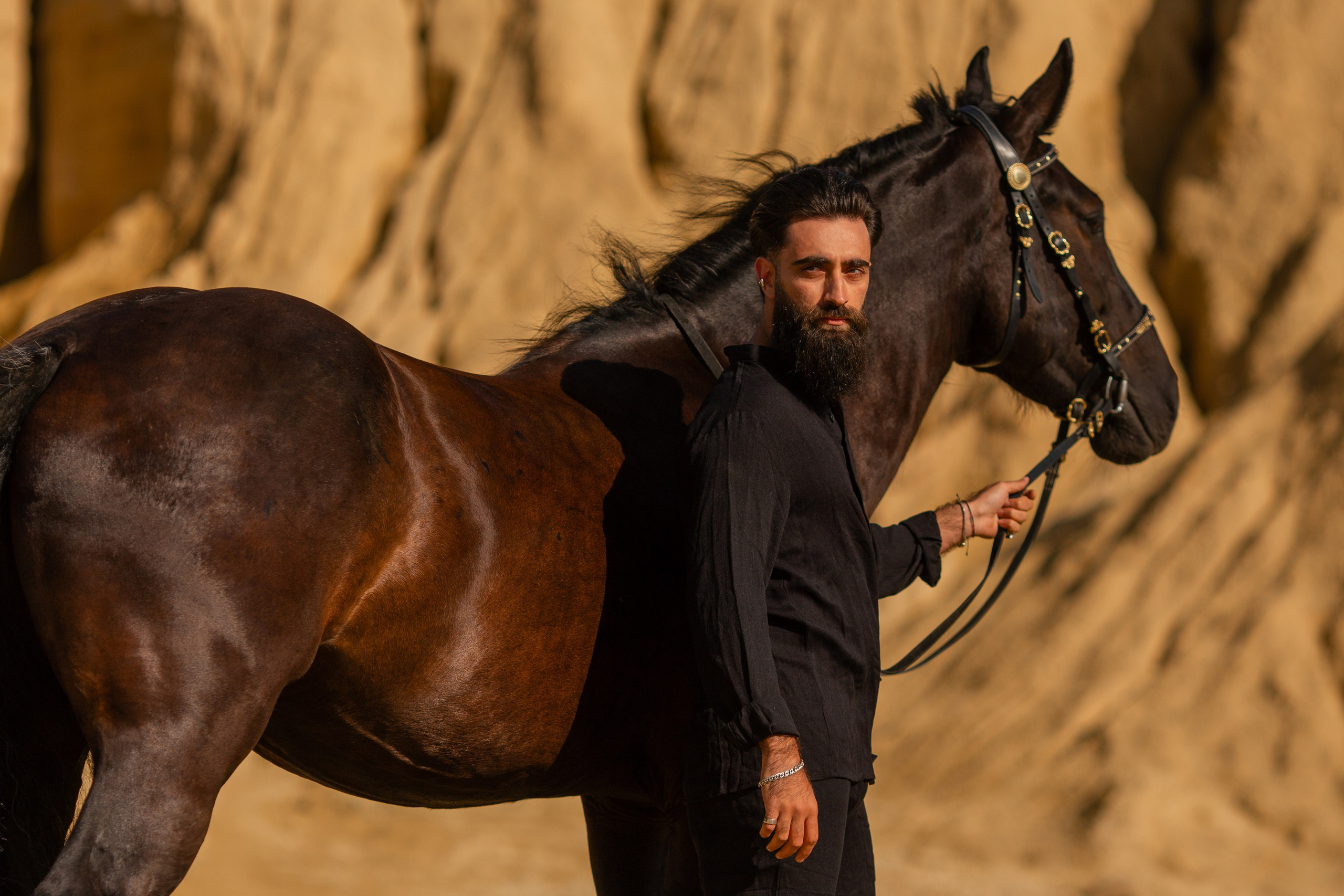 Мужская фотосессия с лошадью