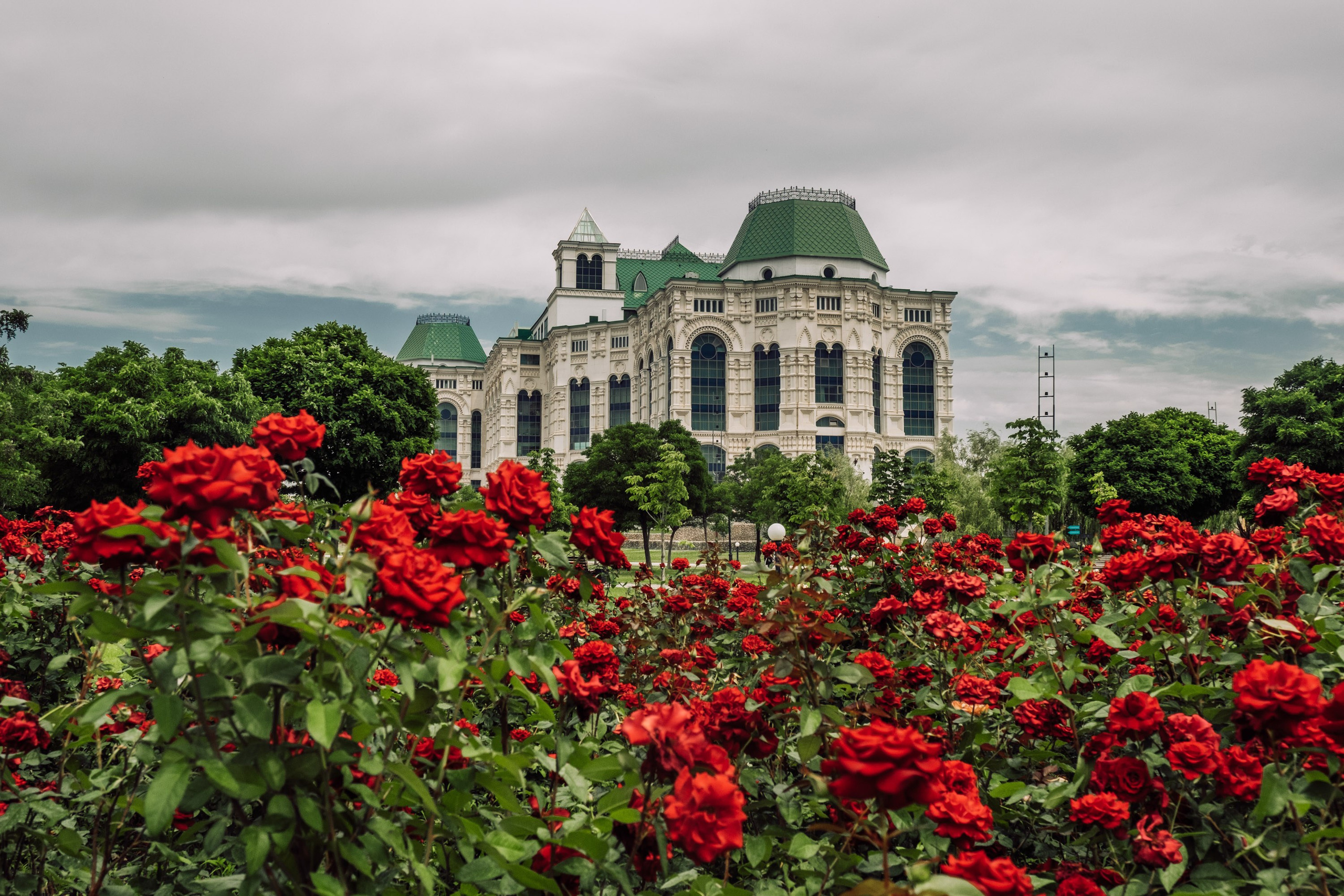 Театральный парк перед дождем. Фотограф Анатолий Деникин