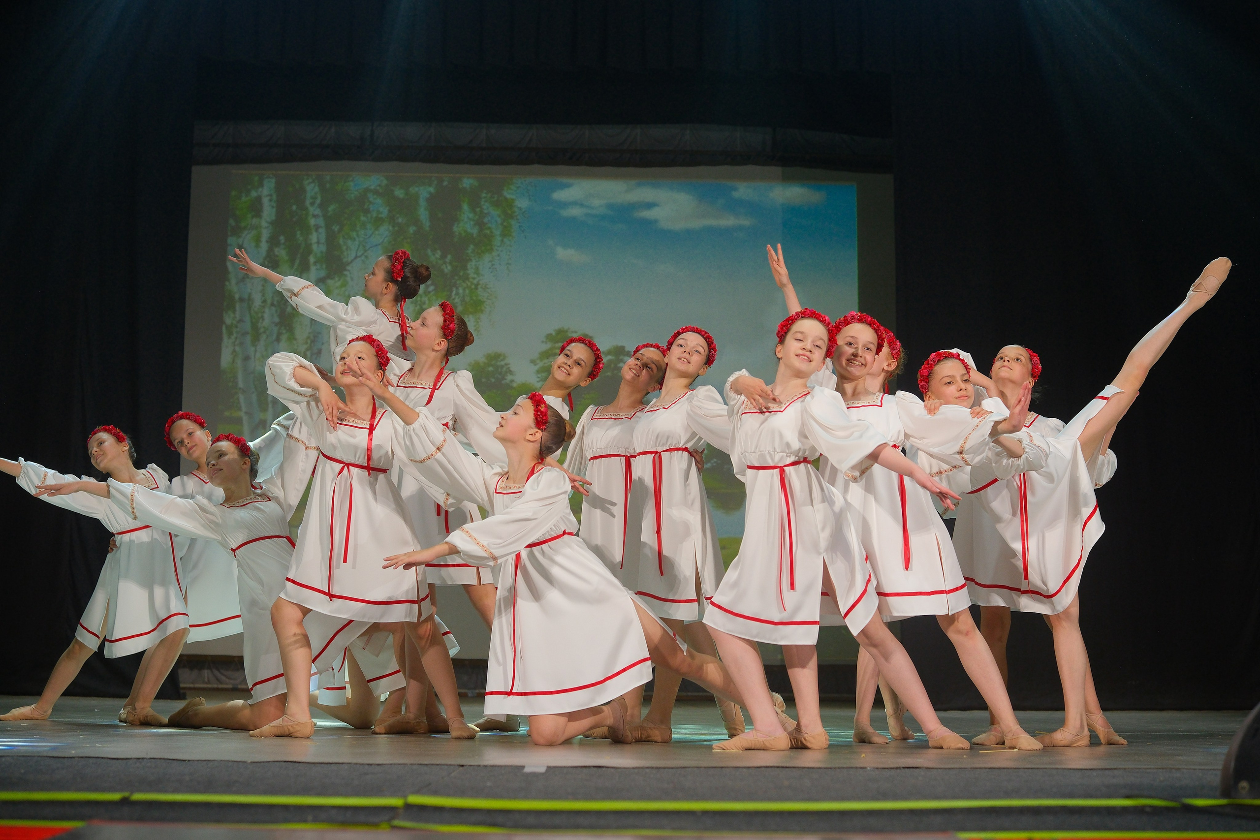 Детский танцевальный ансамбль Карусель выходит на сцену ДК в ярких костюмах для выступления народного танца