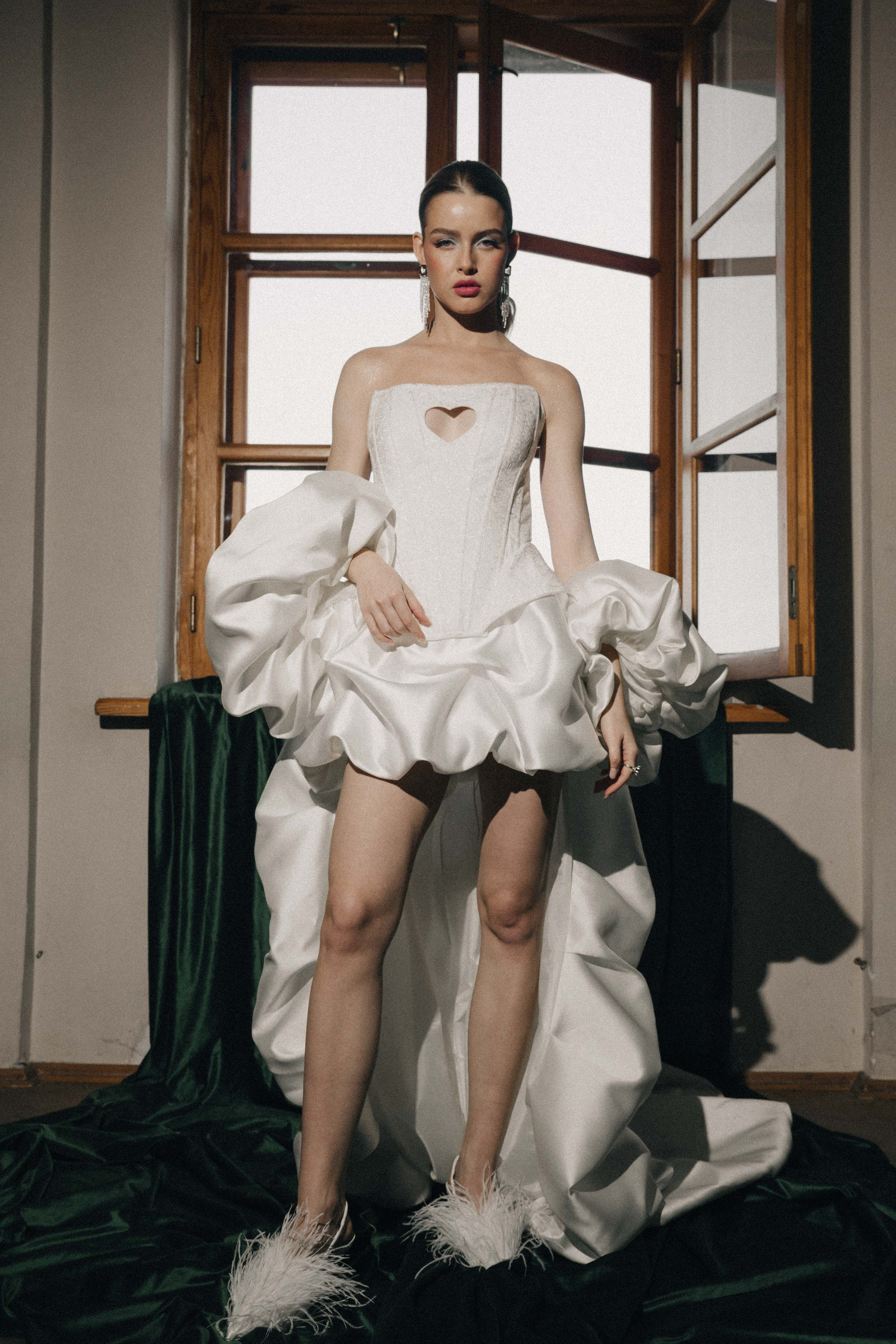 Счастливая пара позирует на свадебной фотосессии на фоне зеленой ткани в театре ,фэшн съемка ,топ 100 — свадебный фотограф Алена Межевова