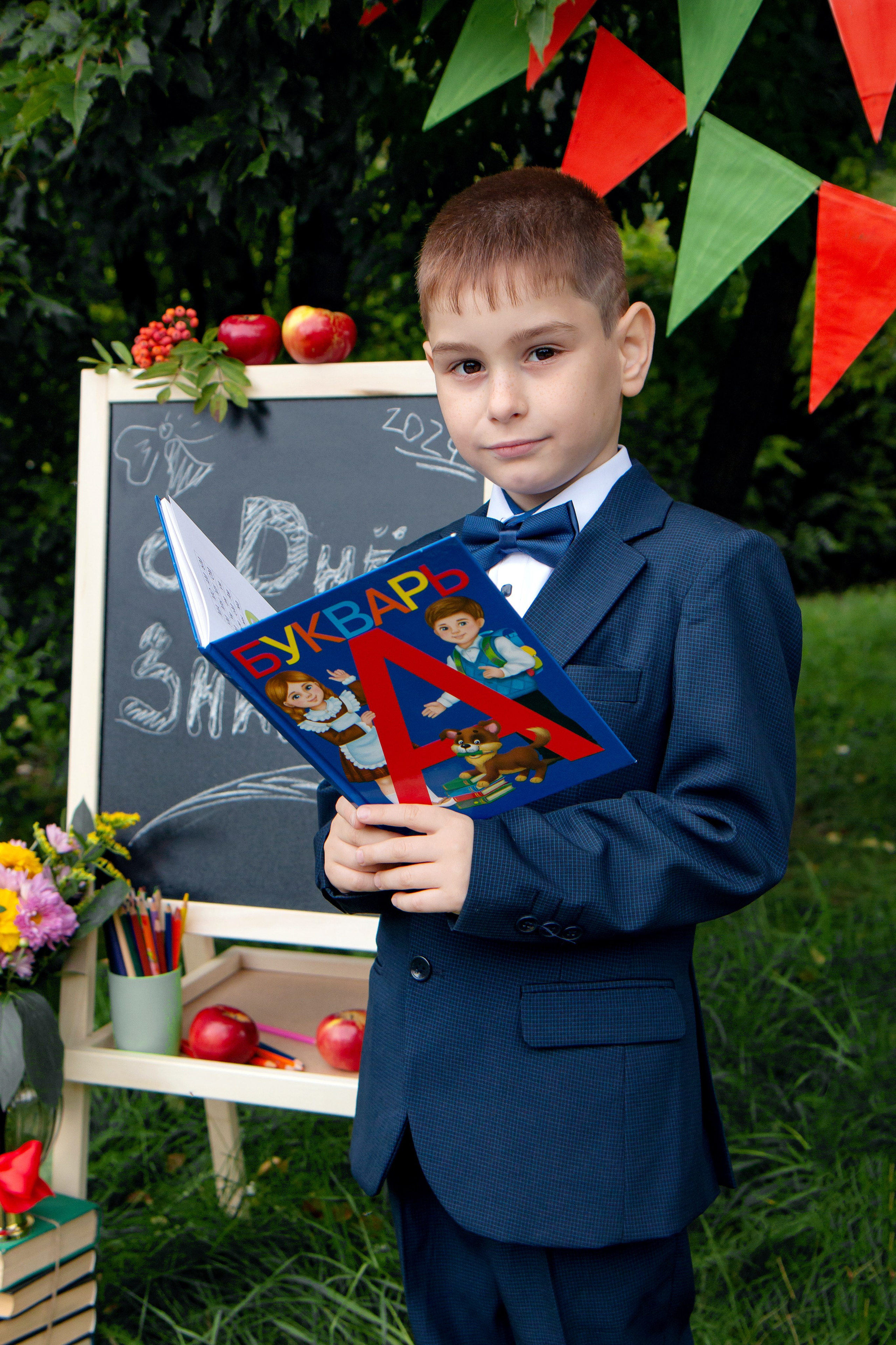 Школьная фотосессия на улице. Фотограф в Шелехове, лучшие выпускные альбомы в Шелехове
