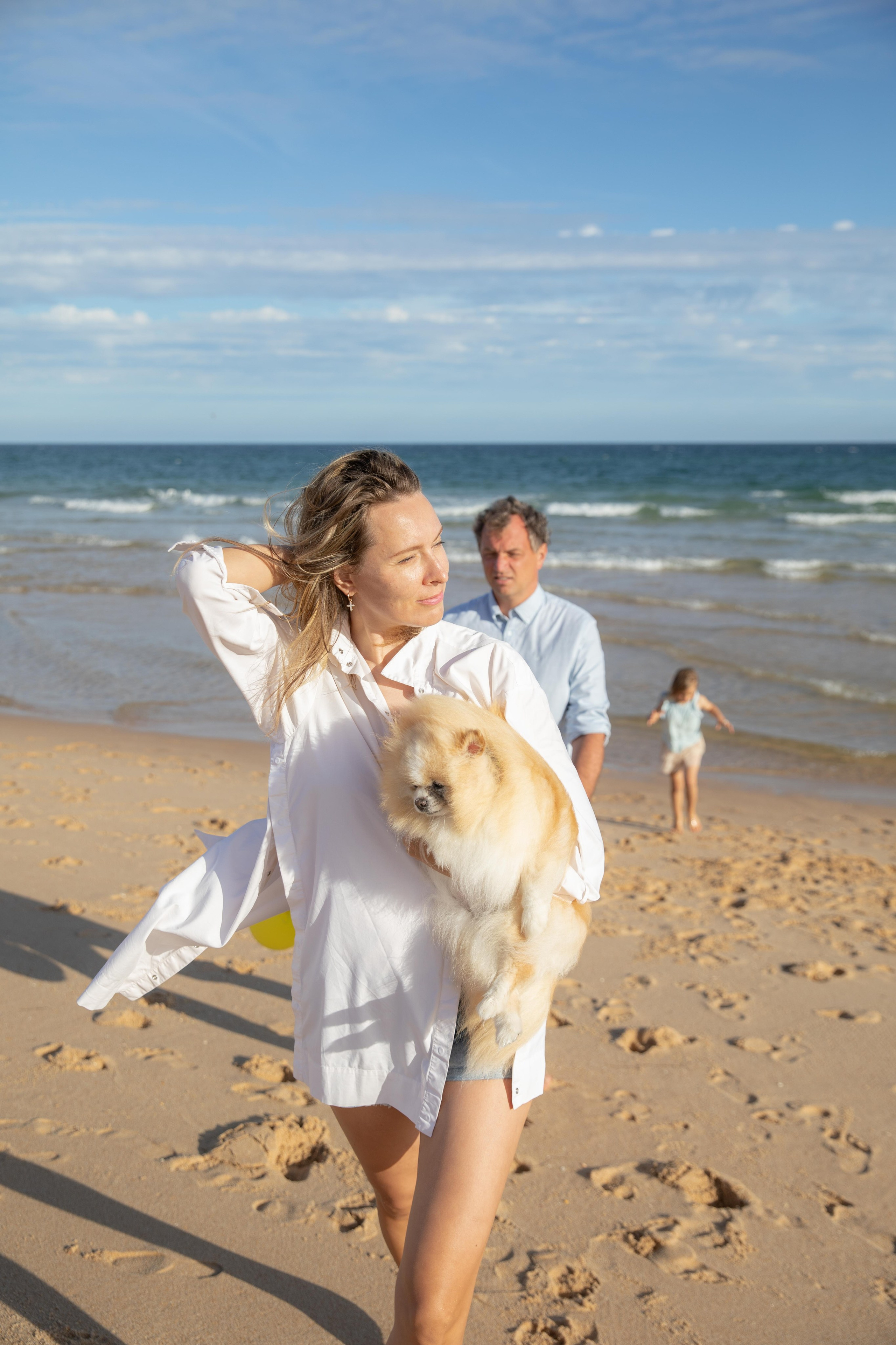 Family on the ocean. Professional Photographer in Portugal. Oksana Lomnova