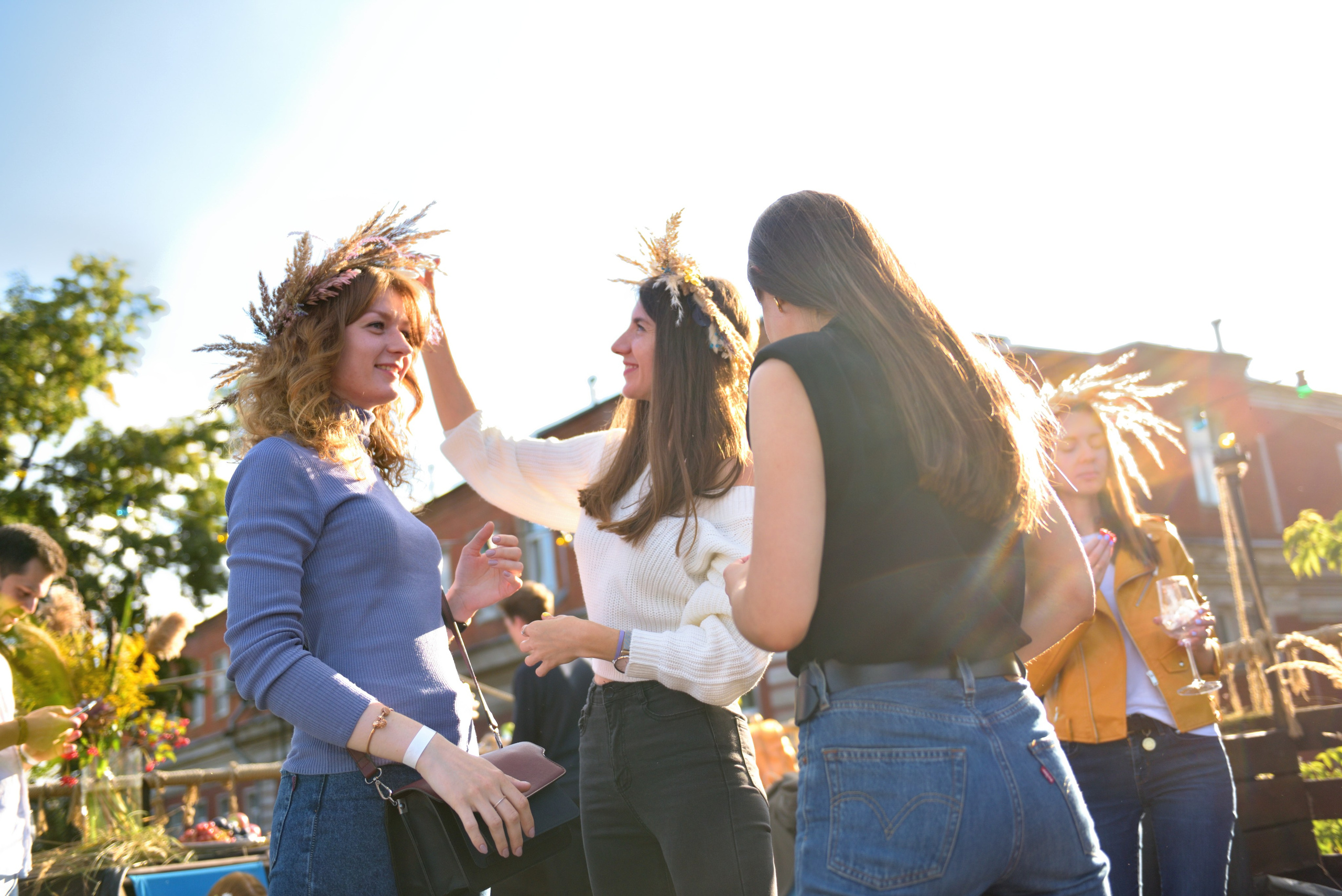 "Венки из камыша для девушек на мероприятии".