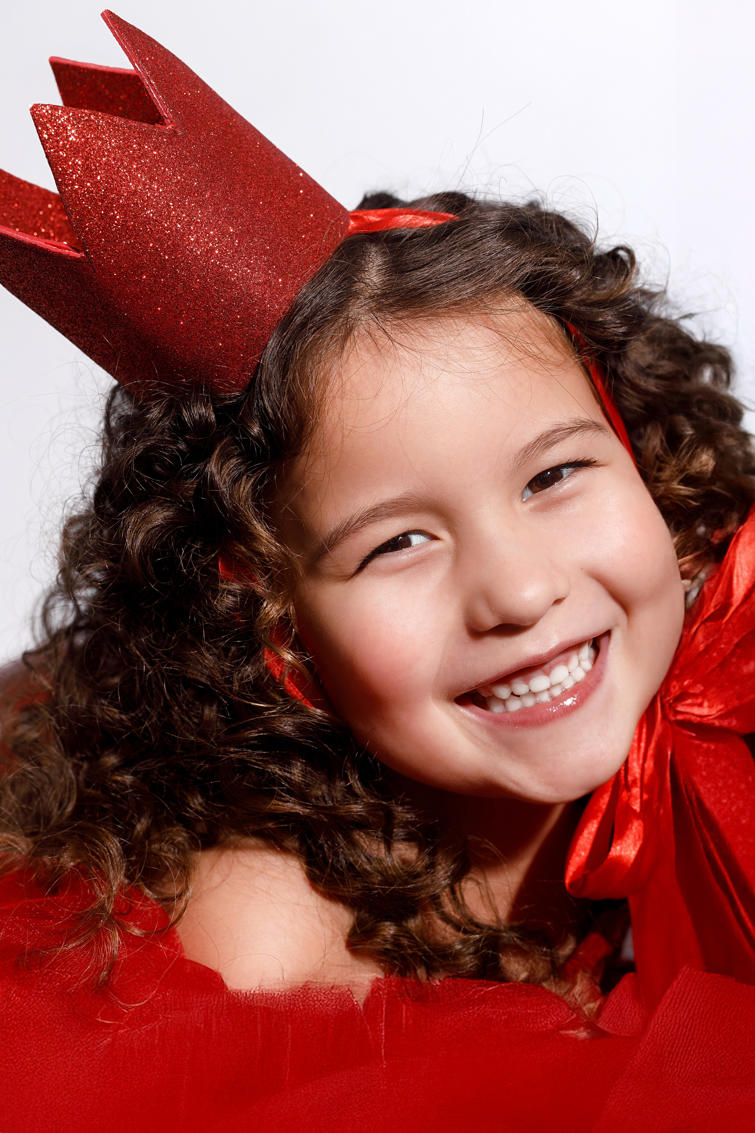 Девочка в красной корне улыбается