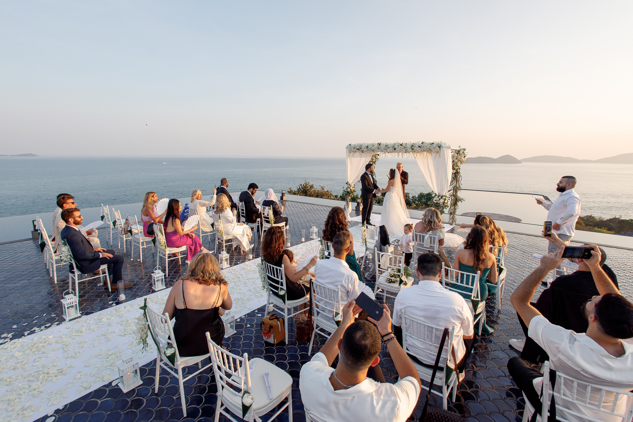Свадьба с гостями на Пхукете. Фотограф на Пхукете в Таиланде