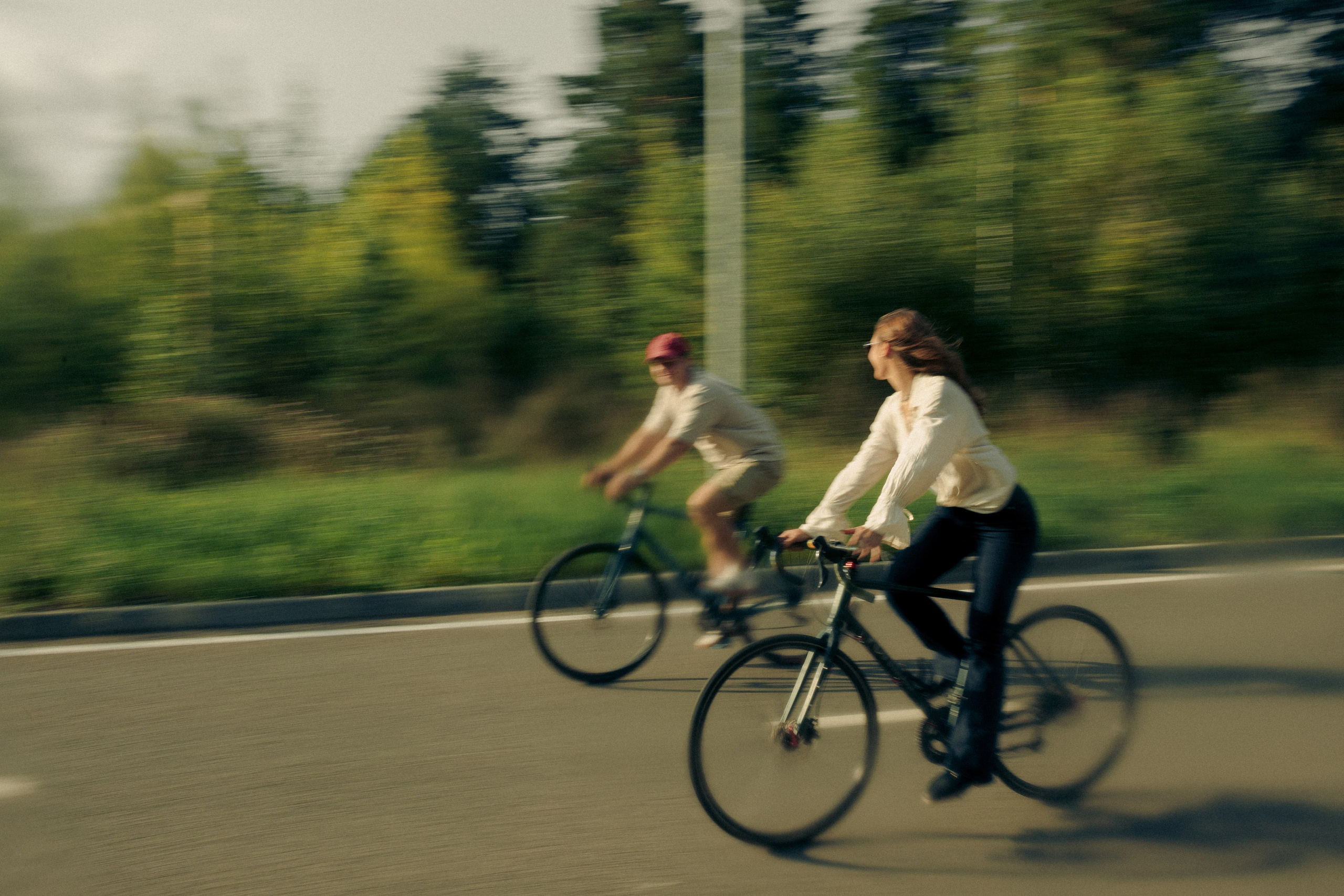 Прогулка по лесу на велосипедах. Свадебный фотограф Казань