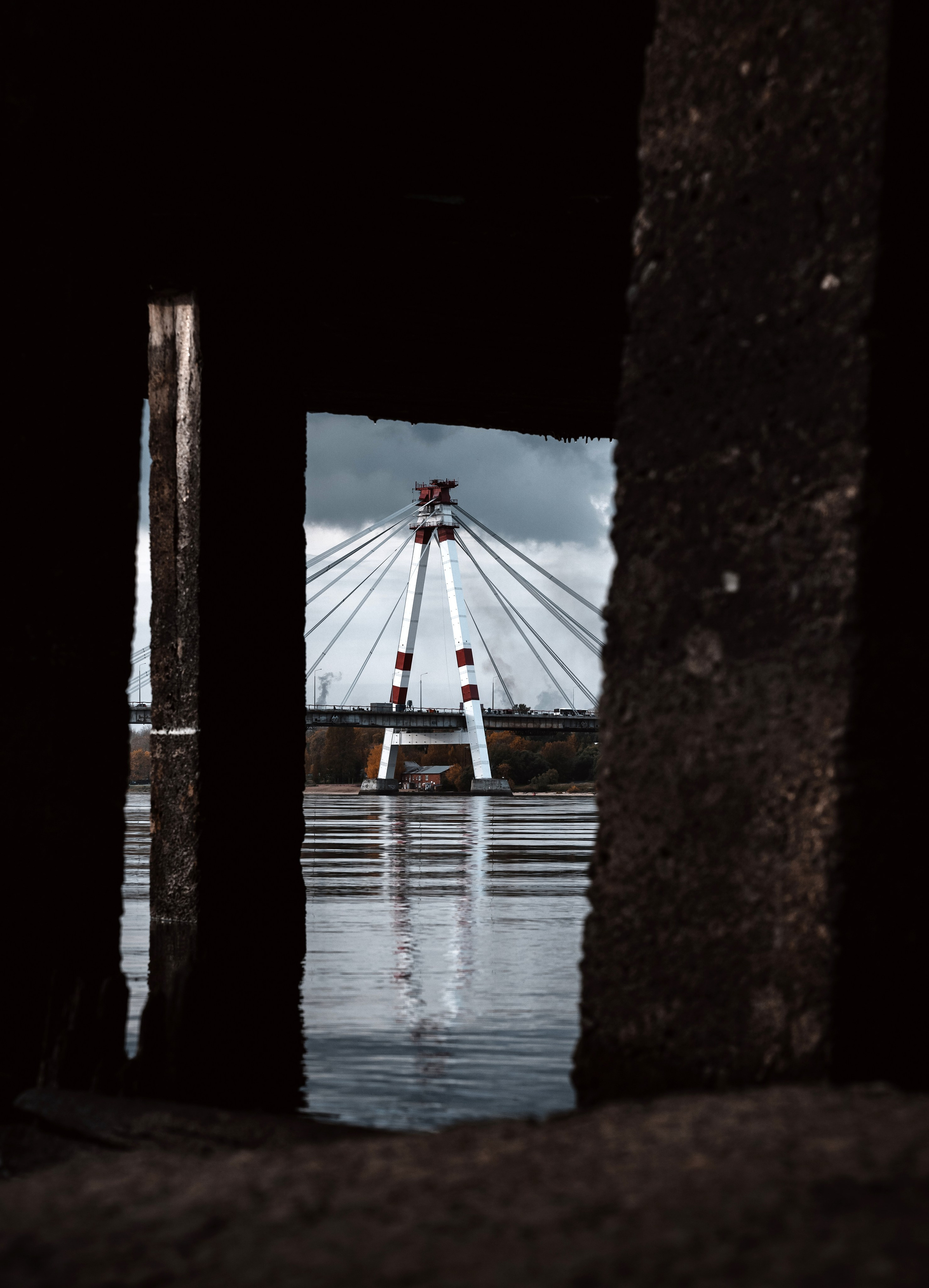 Череповец Октябрьский мост. Вантовый мост через реку Шексна  в старой кирпичной раме, осенний пейзаж Череповца, промышленный urban стиль, фото Ev.Rednix.