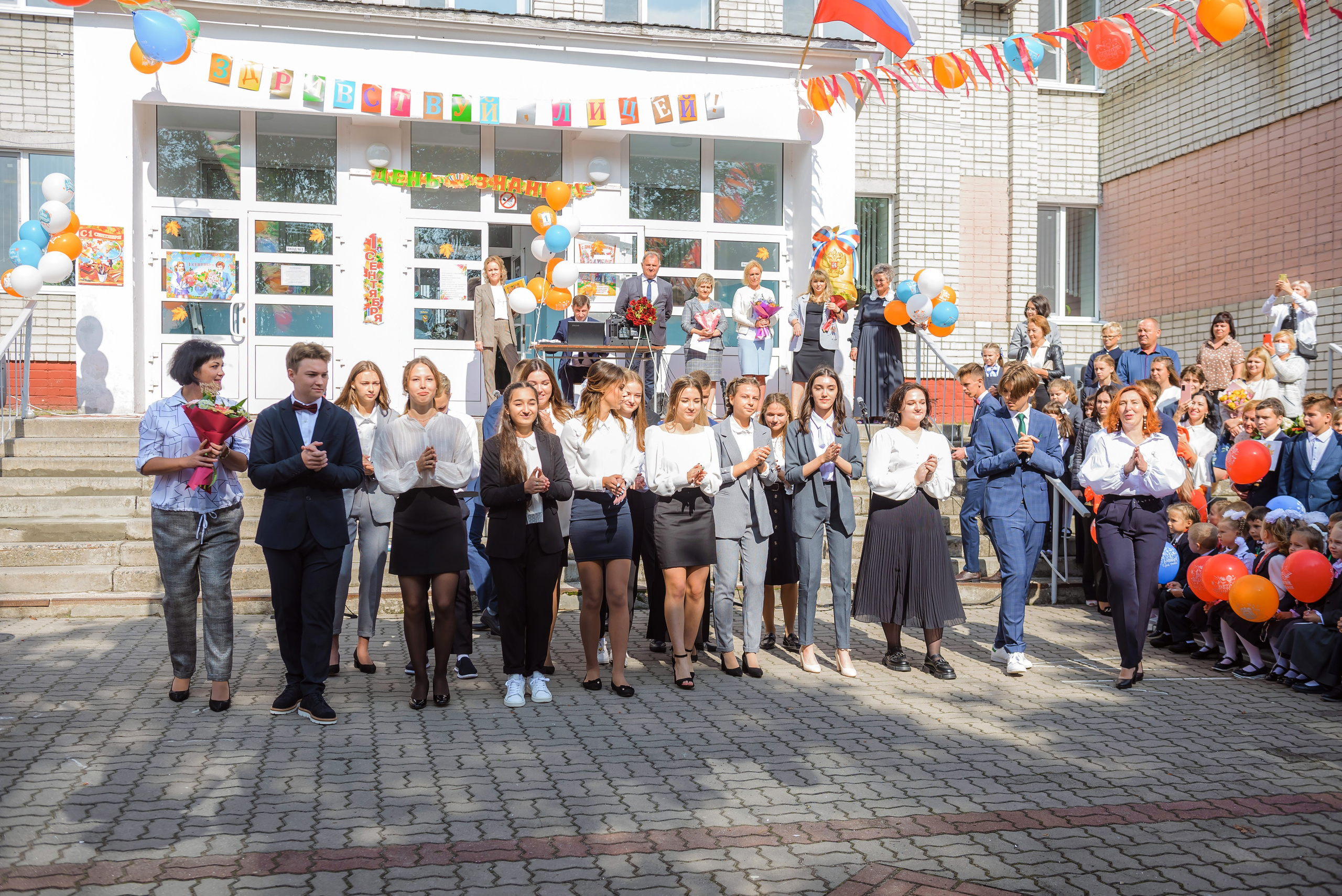 Линейка 11-е классы 2023. Фотограф Галина Лисанова, г. Брянск