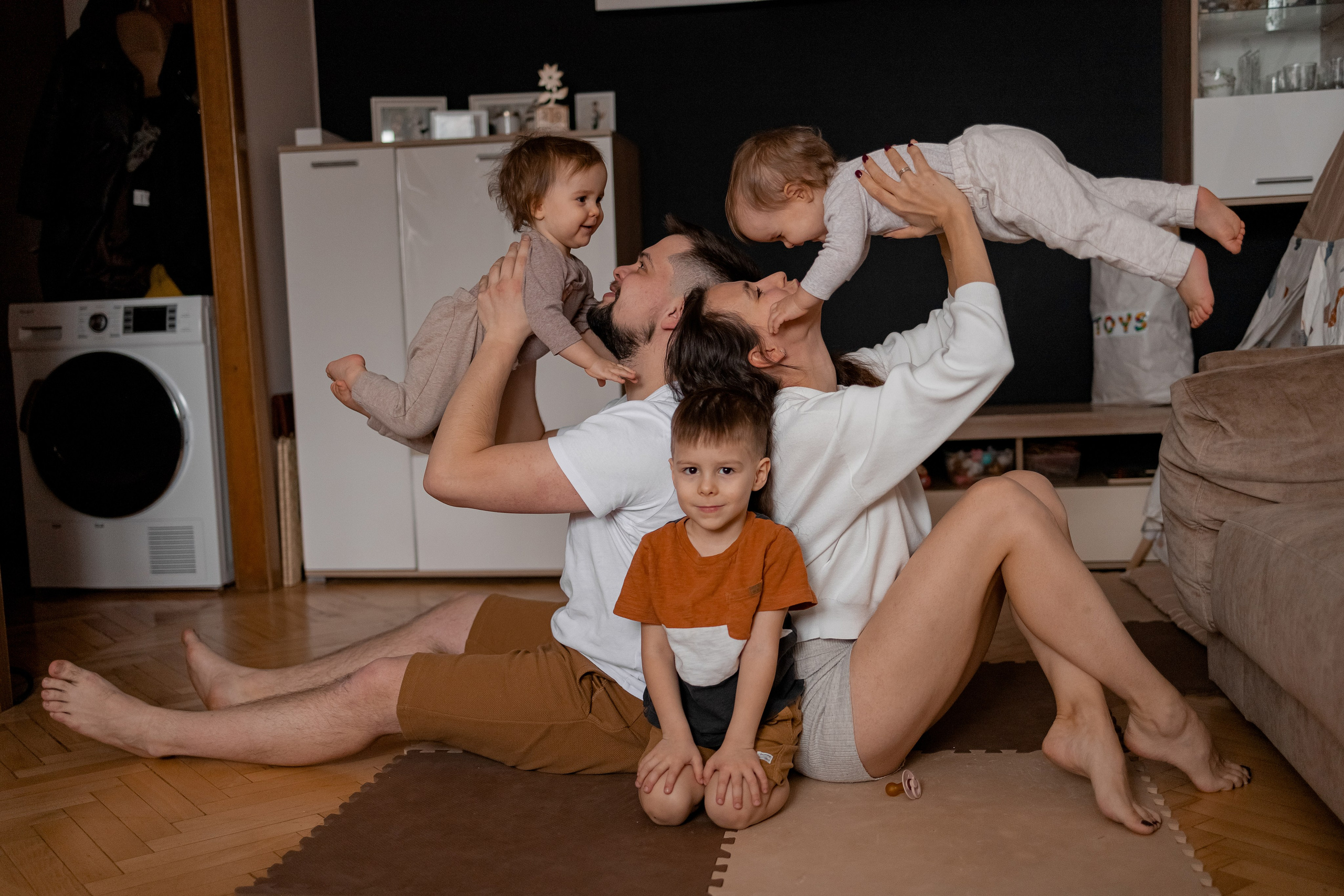 домашняя фотосессия с тремя детьми, расположение семьи из 5 человек в кадре 