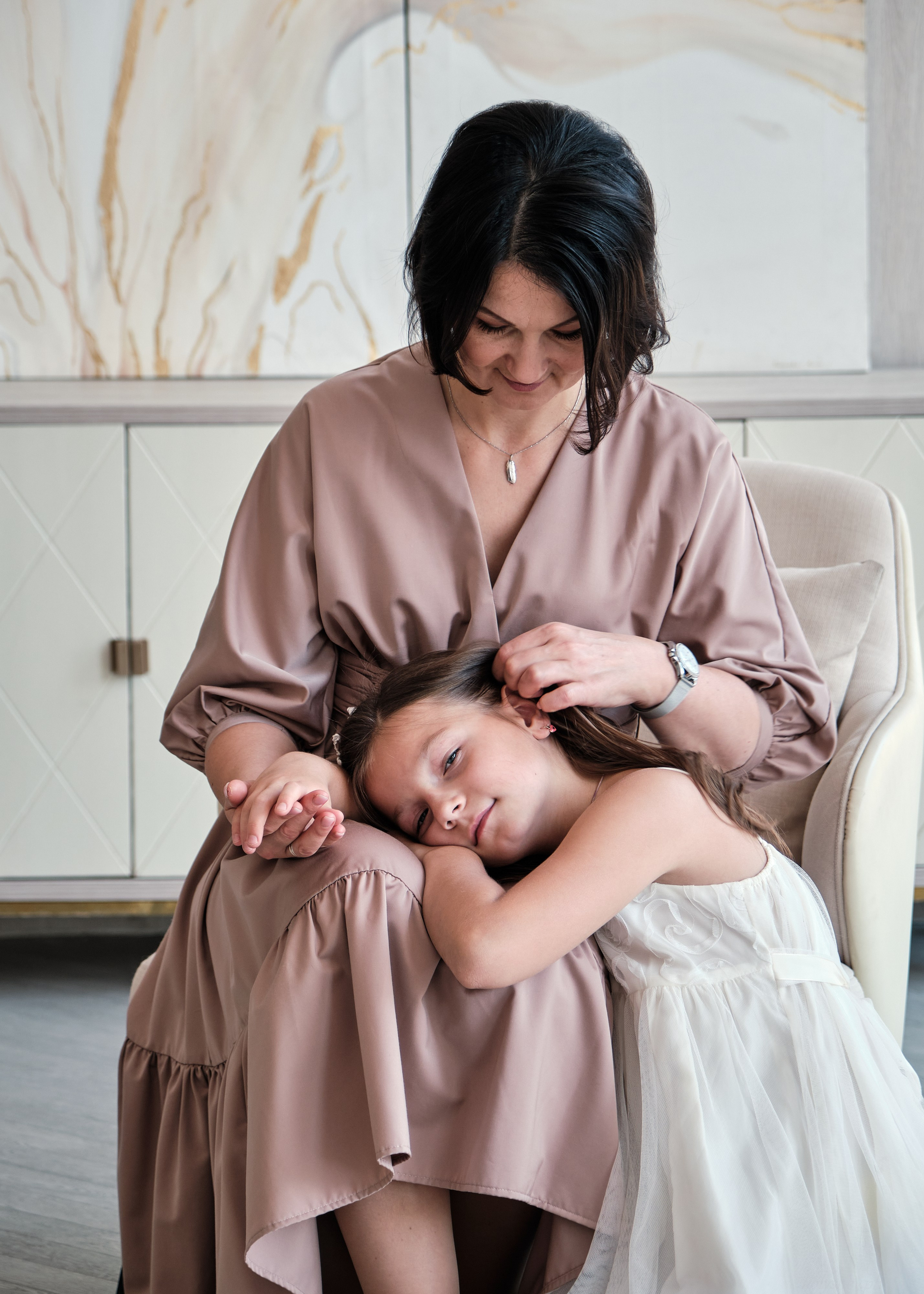 Семейная фотосессия Елена и дочка — светлая семейная съёмка в студии. Портретный фотограф на новый год в Москве Виктория Колышева