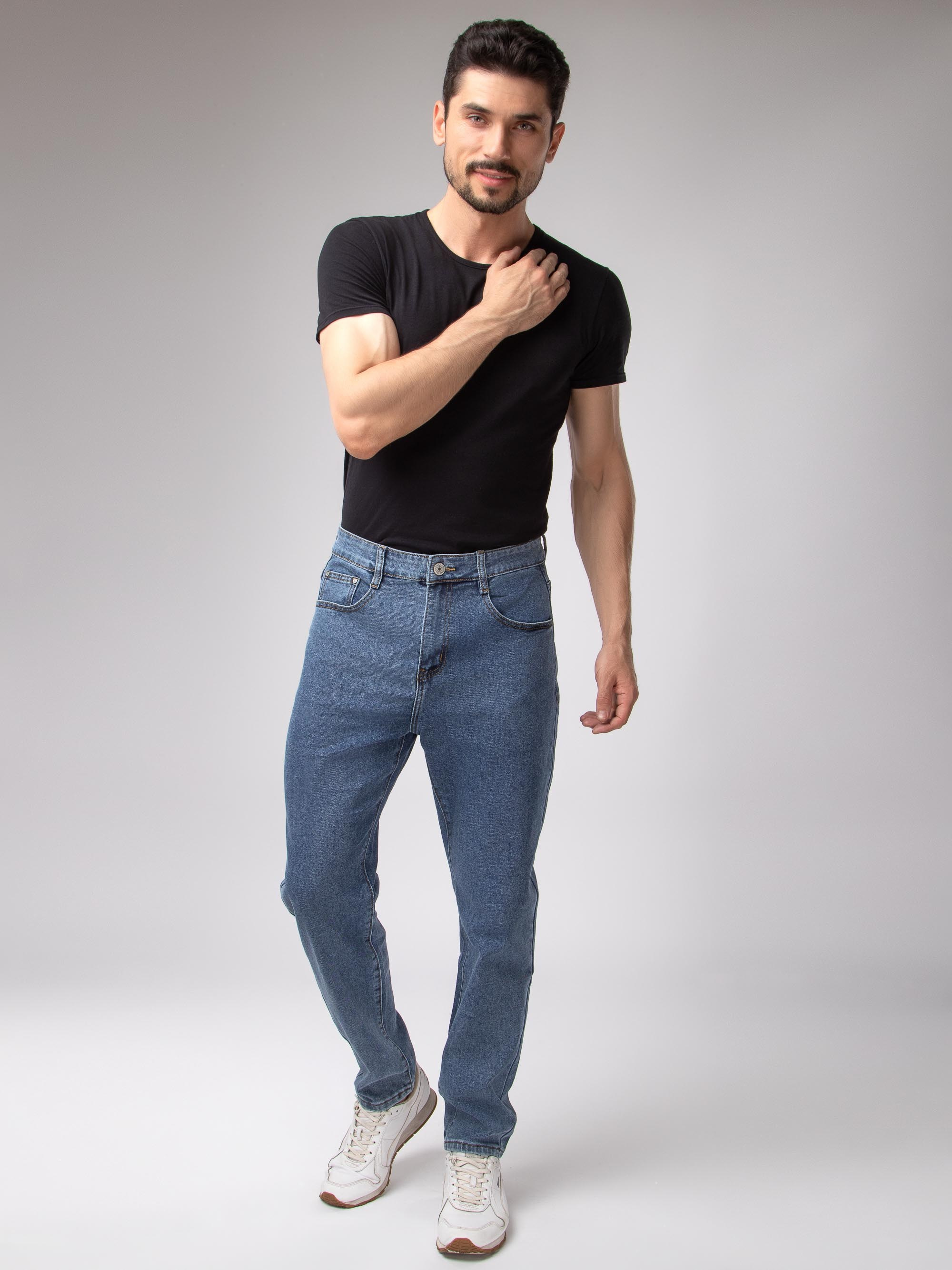 Модельная съемка мужских джинс на парне