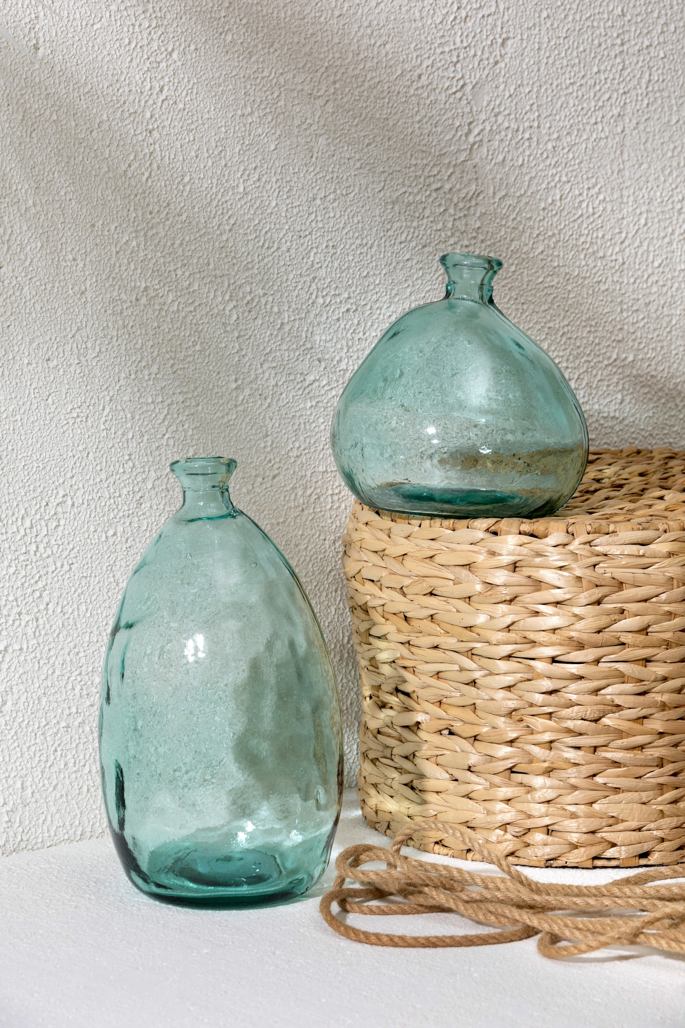 Стеклянные вазы бутылочной формы изогнутые | Фото для интернет-магазина