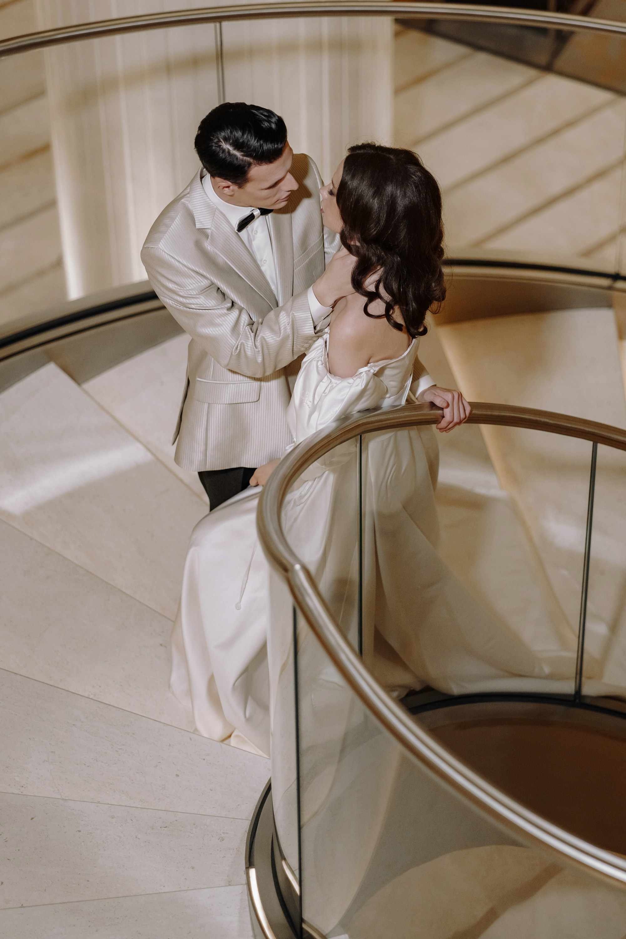 Фотосессия свадьбы на лестнице в Hyatt Regency Moscow Petrovsky Park. Свадебный и семейный фотограф в Москве Светлана Зоткина