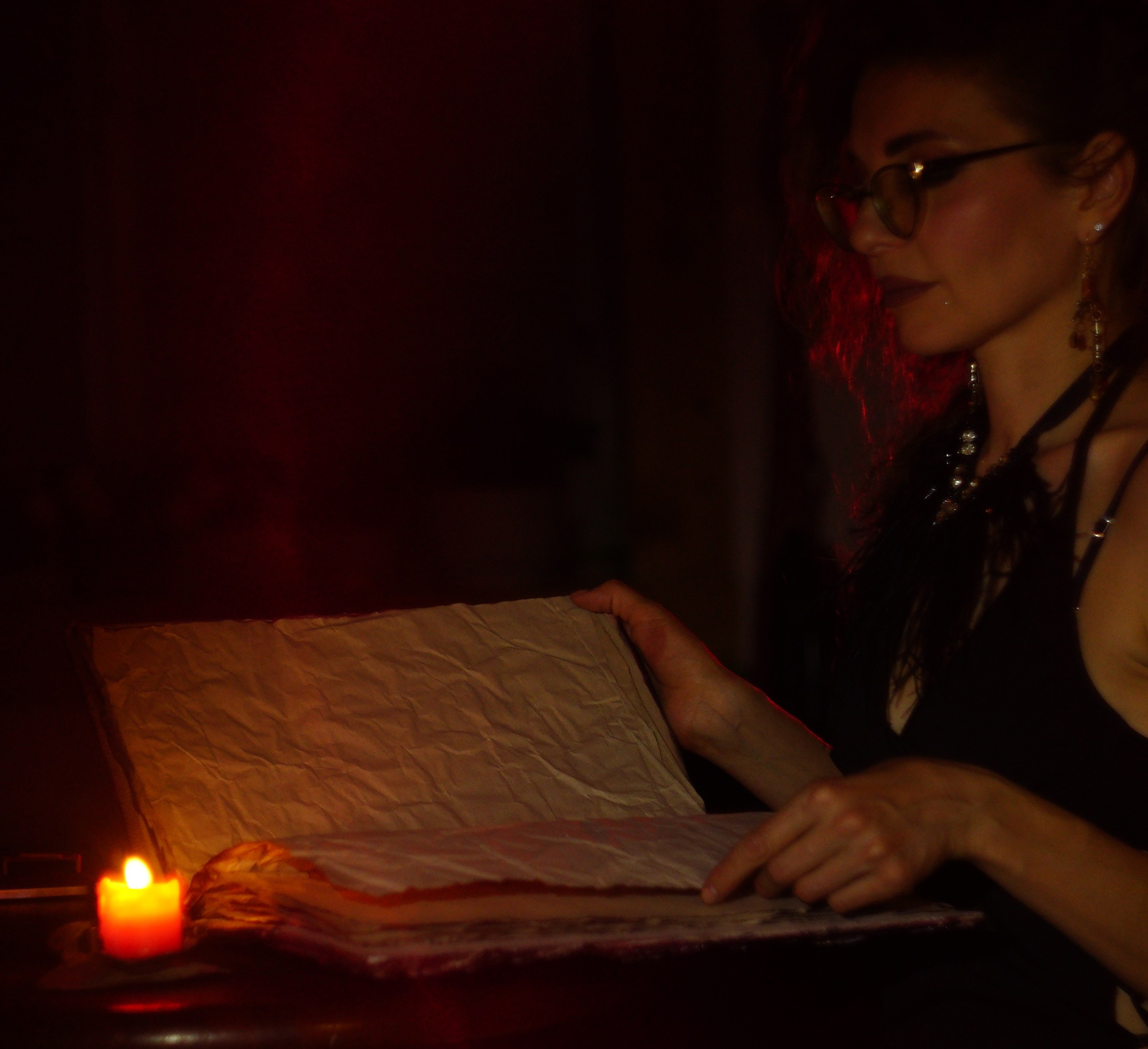 Фото книги теней красивая девушка