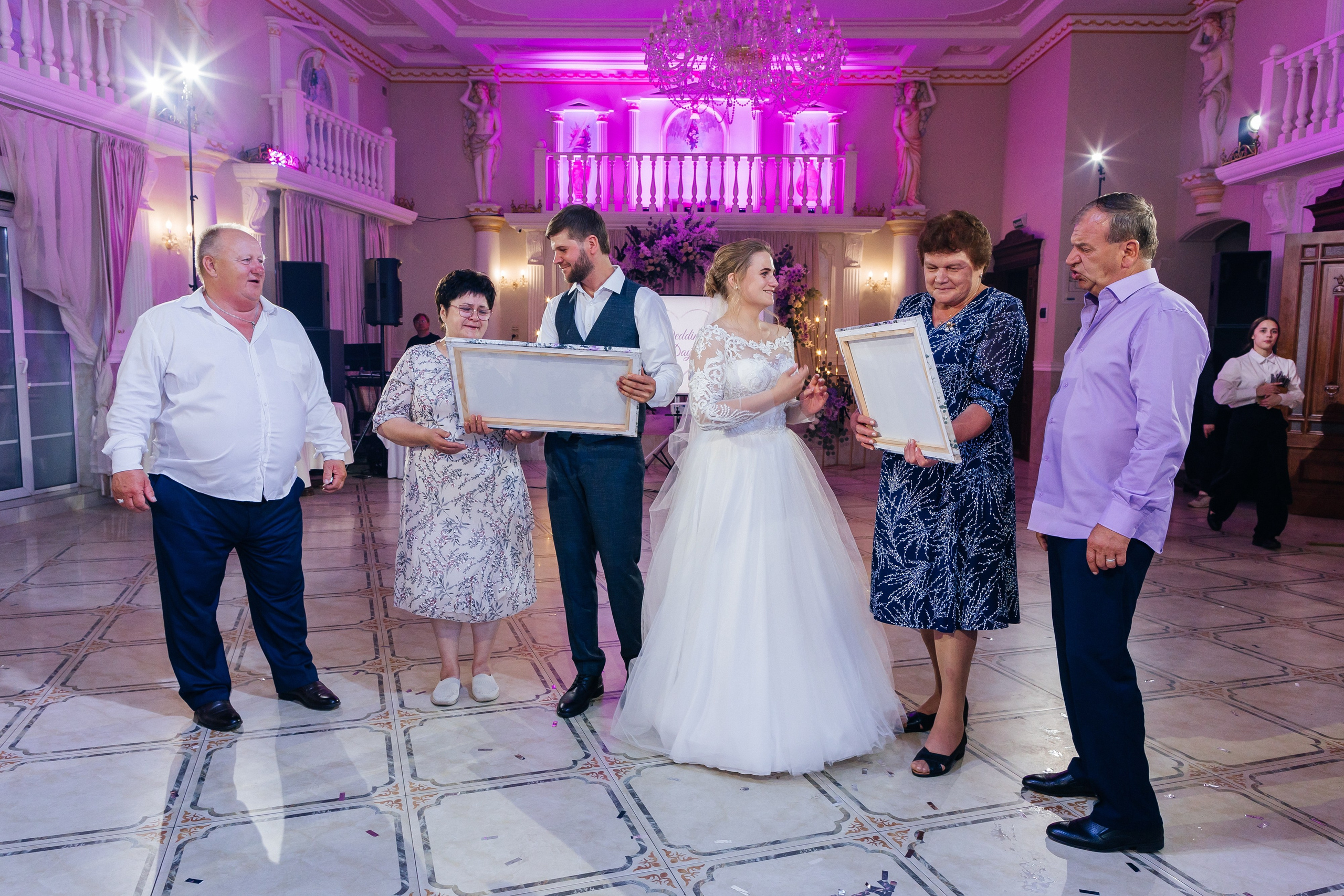 Трогательная выездная церемония в уютном ресторане. Олег Сверчков | Свадебный фотограф Вологда