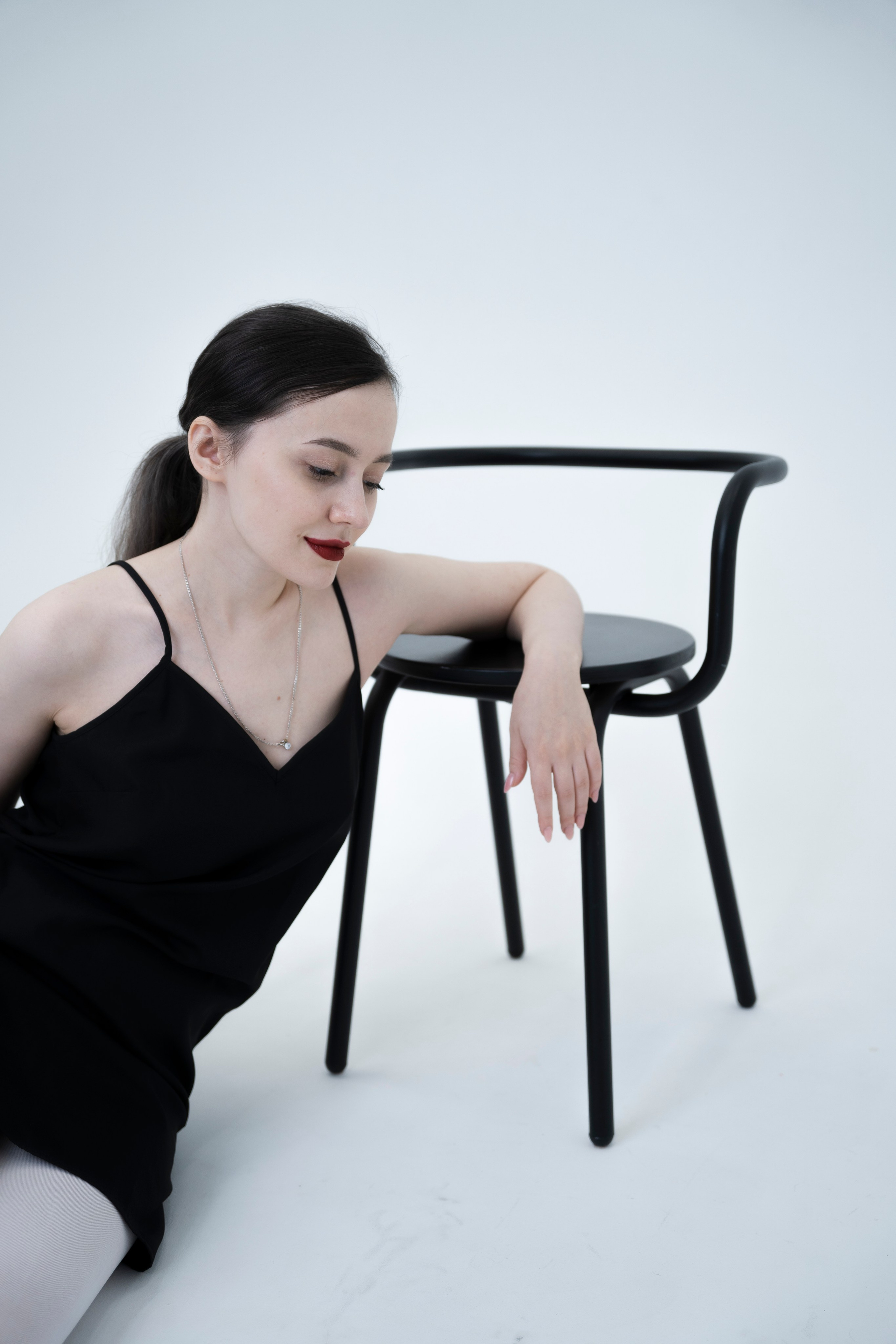 ДЕВОЧКА НА ШАРЕ. Главная