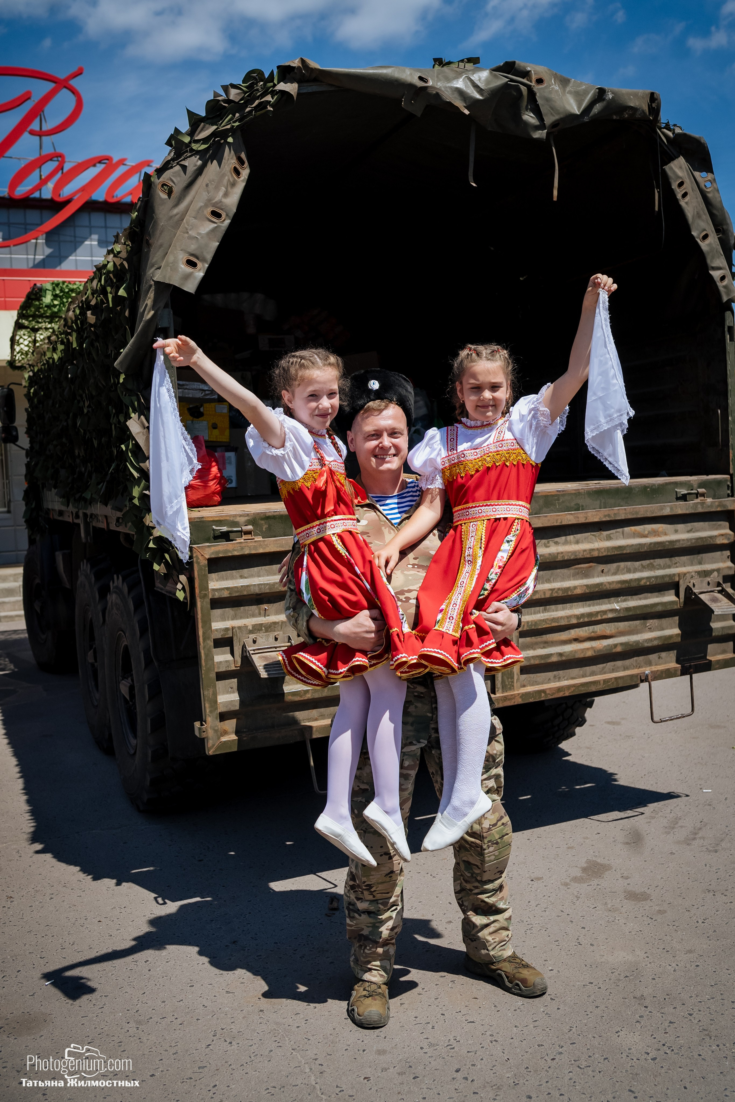 8 июня «Патриоты из Курска» сбор гуманитарной помощи у кинотеатра «Родина». Фотограф Нижний Новгород Татьяна Кейод