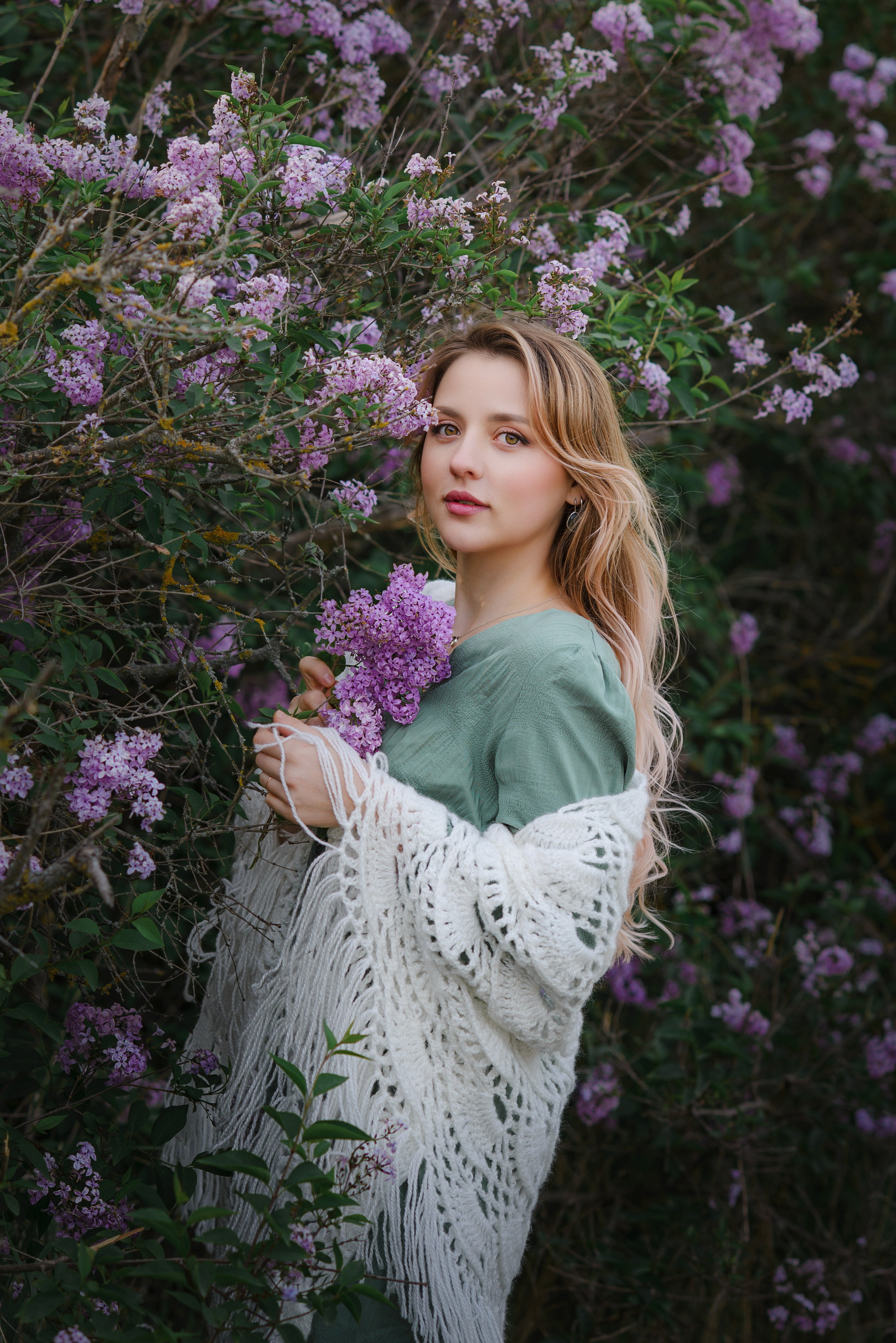 Прогулочная портретная фотосессия в сирени. Портрет девушки в сирени. Фотограф в Симферополе и по Крыму Ольга Топоривская.