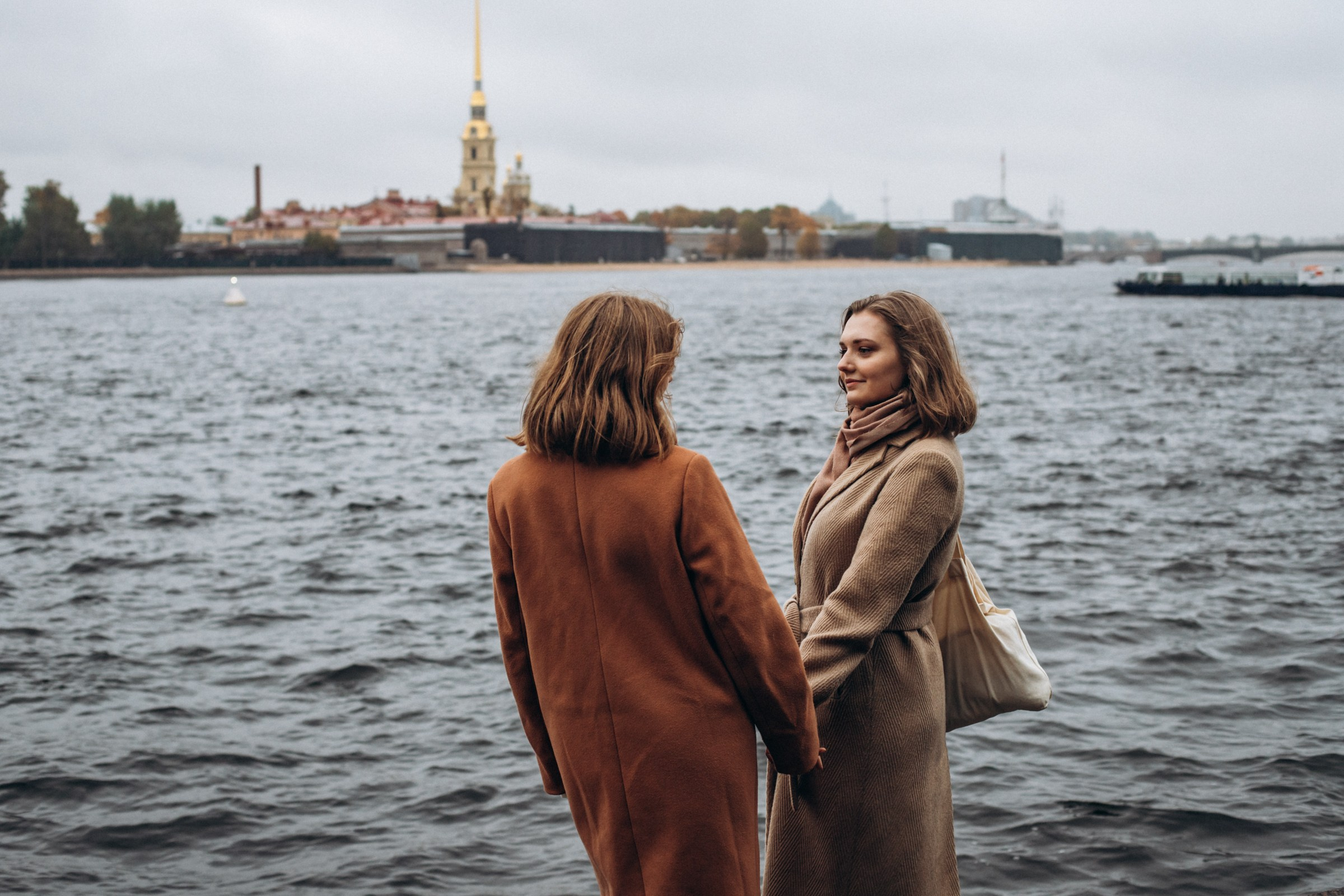 Сестры Саша и Полина в октябре. Фотопрогулка в Петербурге. Индивидуальный и семейный фотограф в Санкт-Петербурге