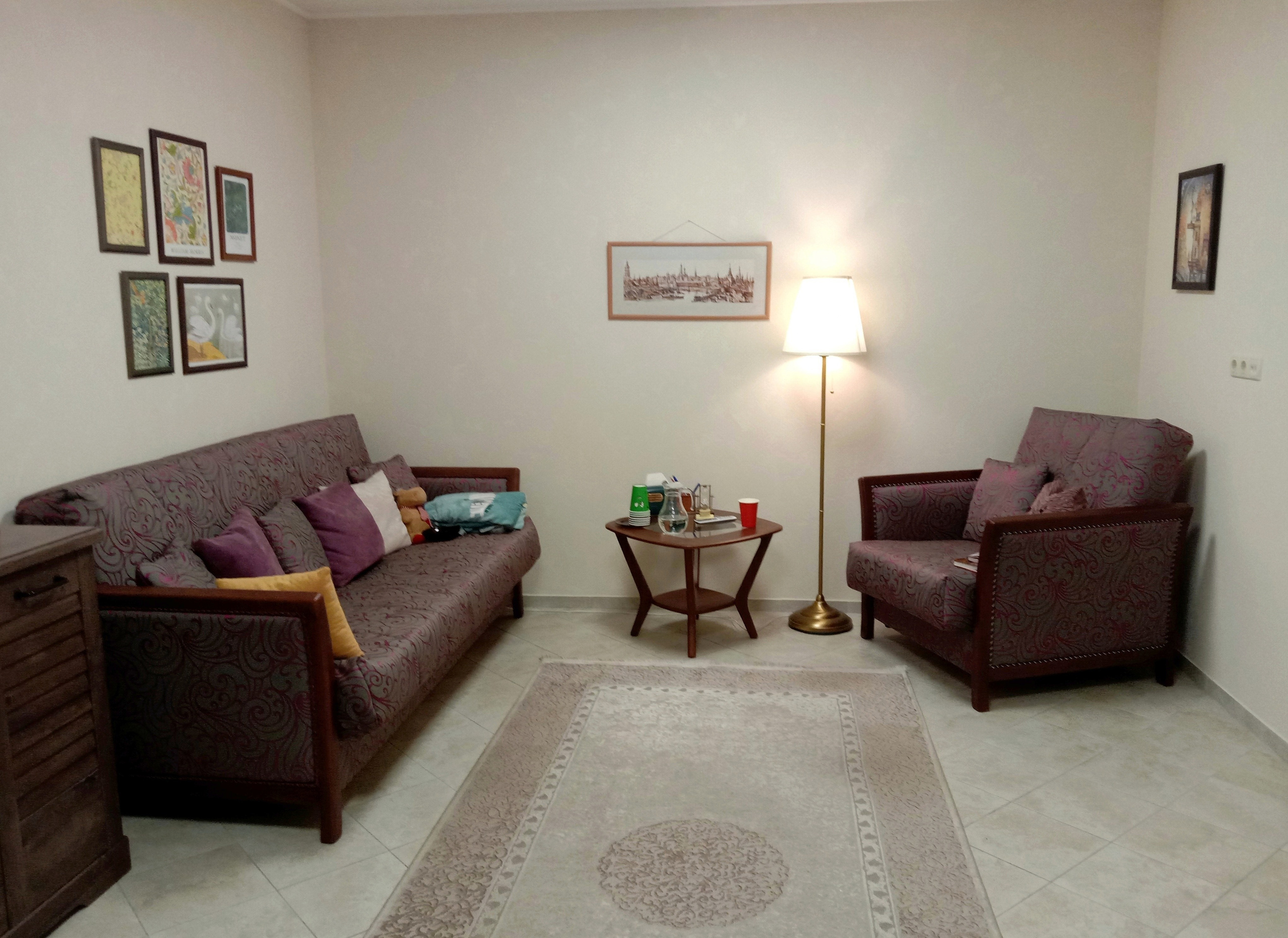 Уютный кабинет психолога в Севастополе с диваном, пледом, настольной лампой