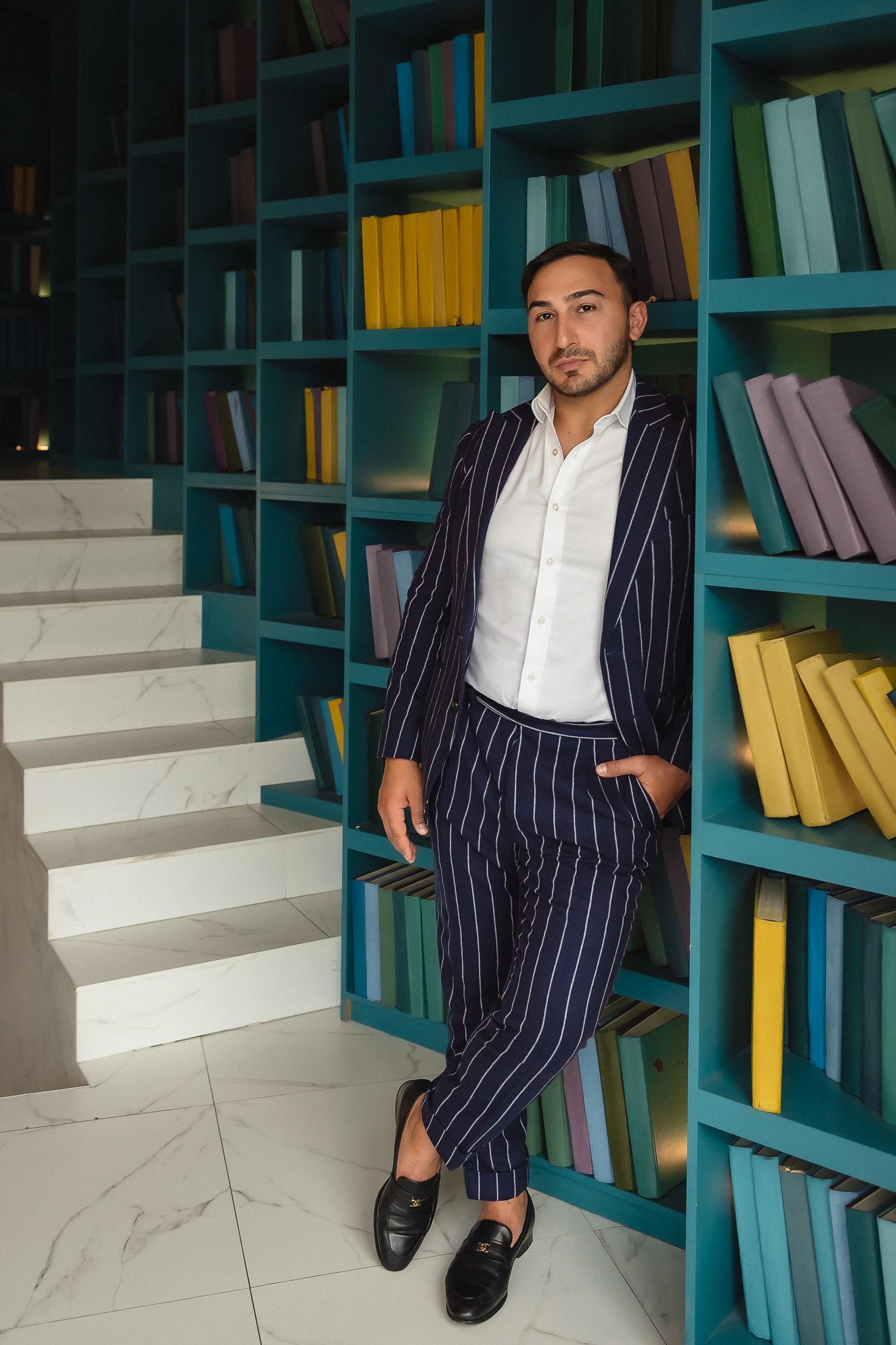 Мужской портрет в зале с книгами. КОНТЕНТ |БРЕНД фотограф Санкт-Петербург — Жанна Олтаржевская