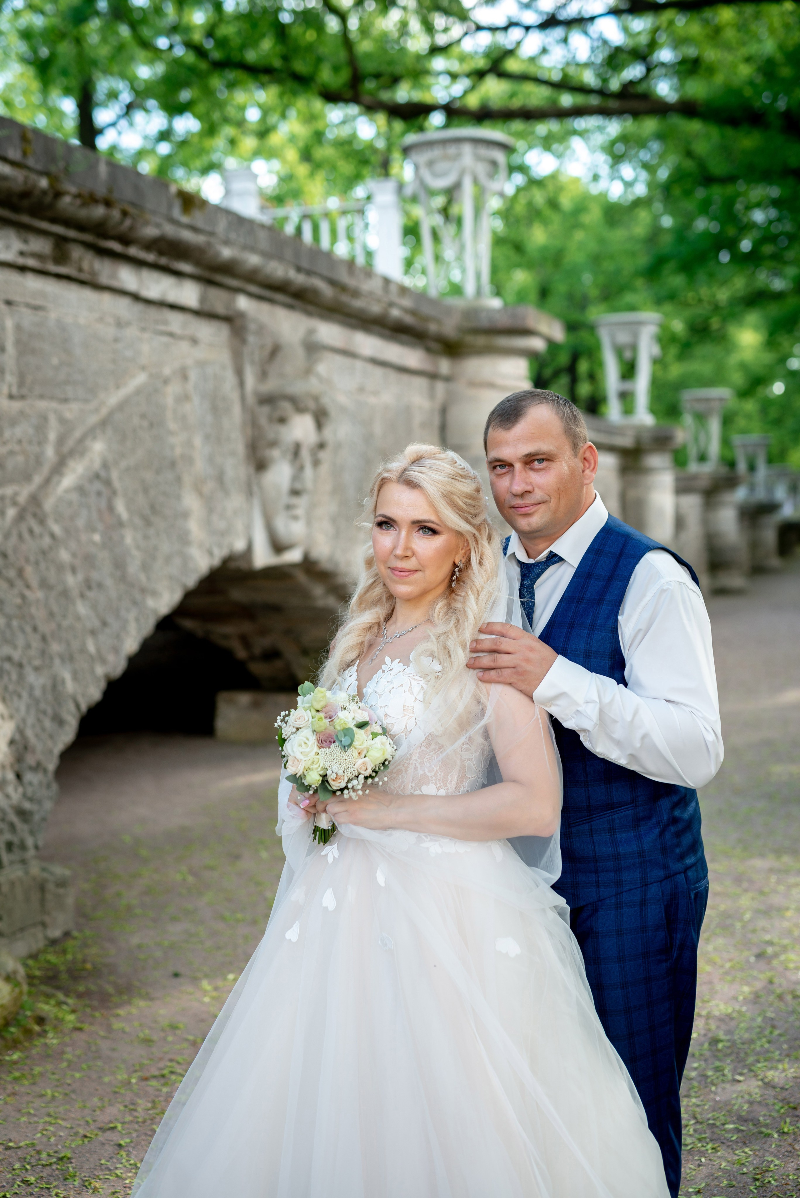 Евгения (фотосессия с малиновым chevrolet camaro, в сирени в Пушкине в Екатерининском парке). Портретный, семейный и свадебный фотограф в Санкт-Петербурге и в Пушкине Ширяев Денис