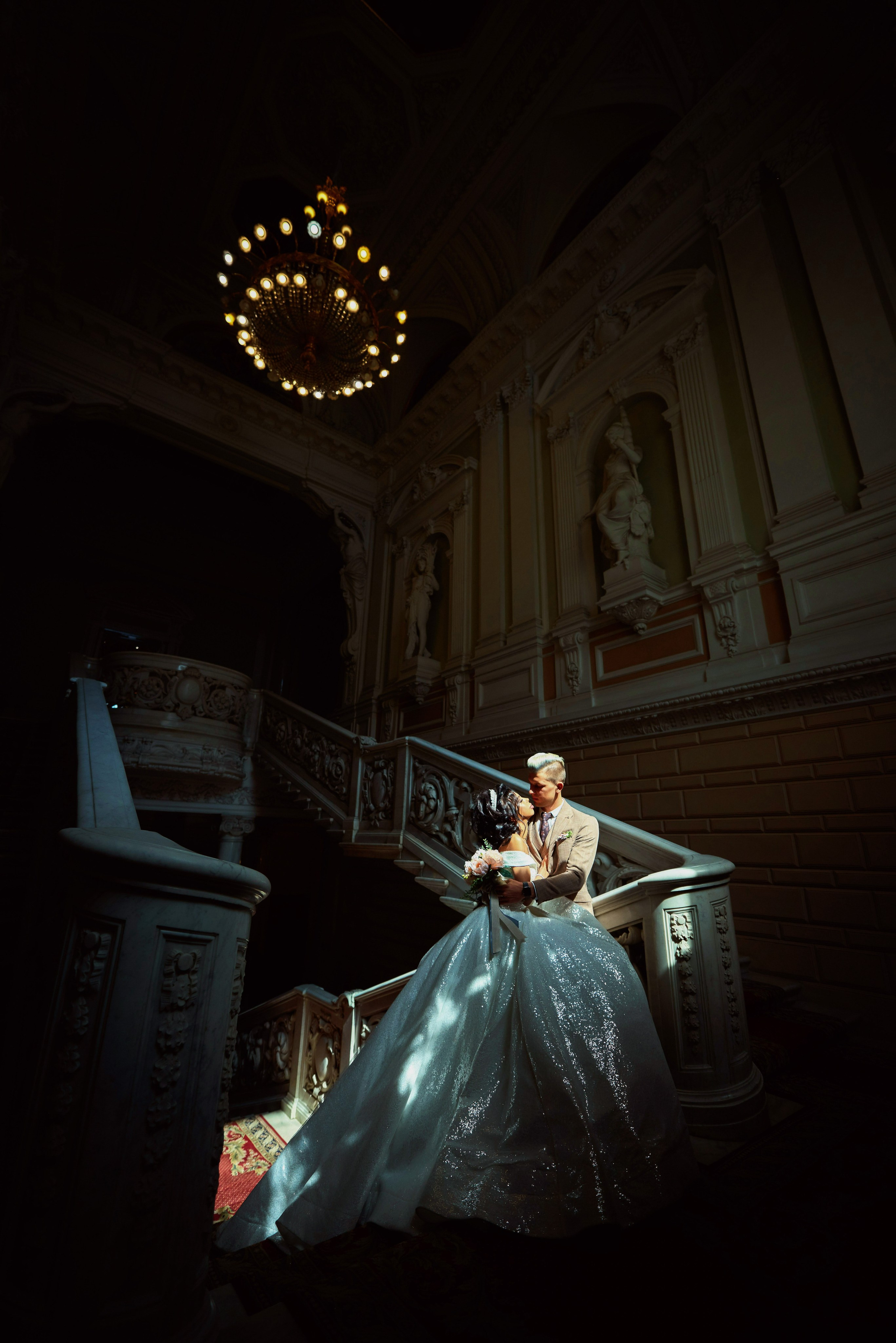Свадебная фотография в низком ключе в пронзающем луче солнца шикарная свадебная пара в Первом Дворце Бракосочетания №1