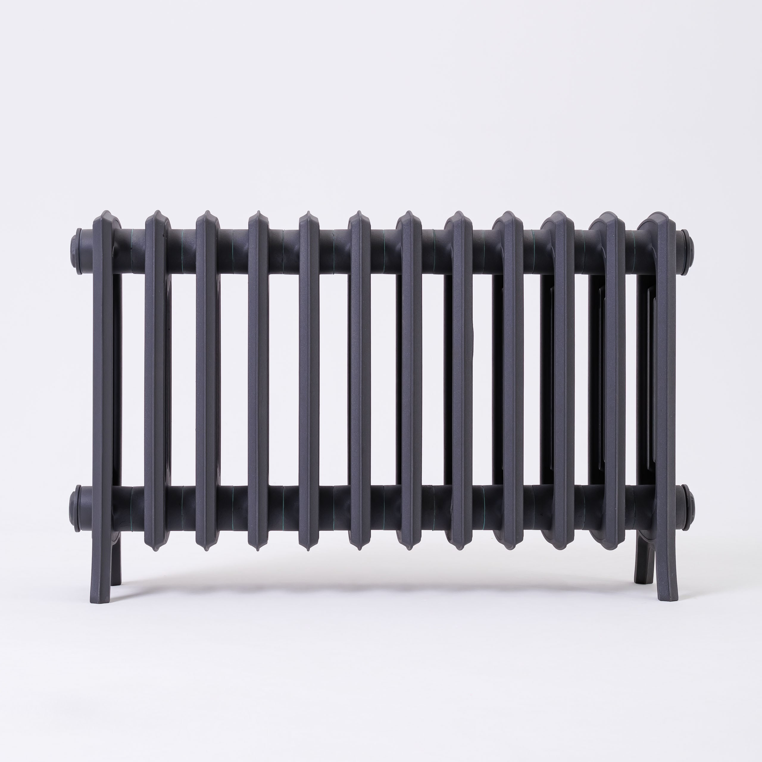 Предметные фотографии дизайнерских радиаторов отопления в стиле ретро