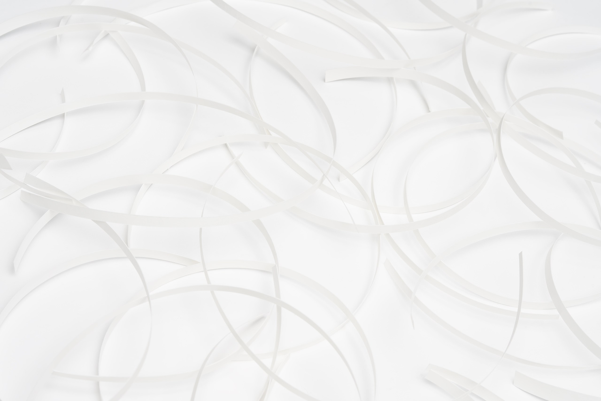 Статичная абстракция с белыми полосками