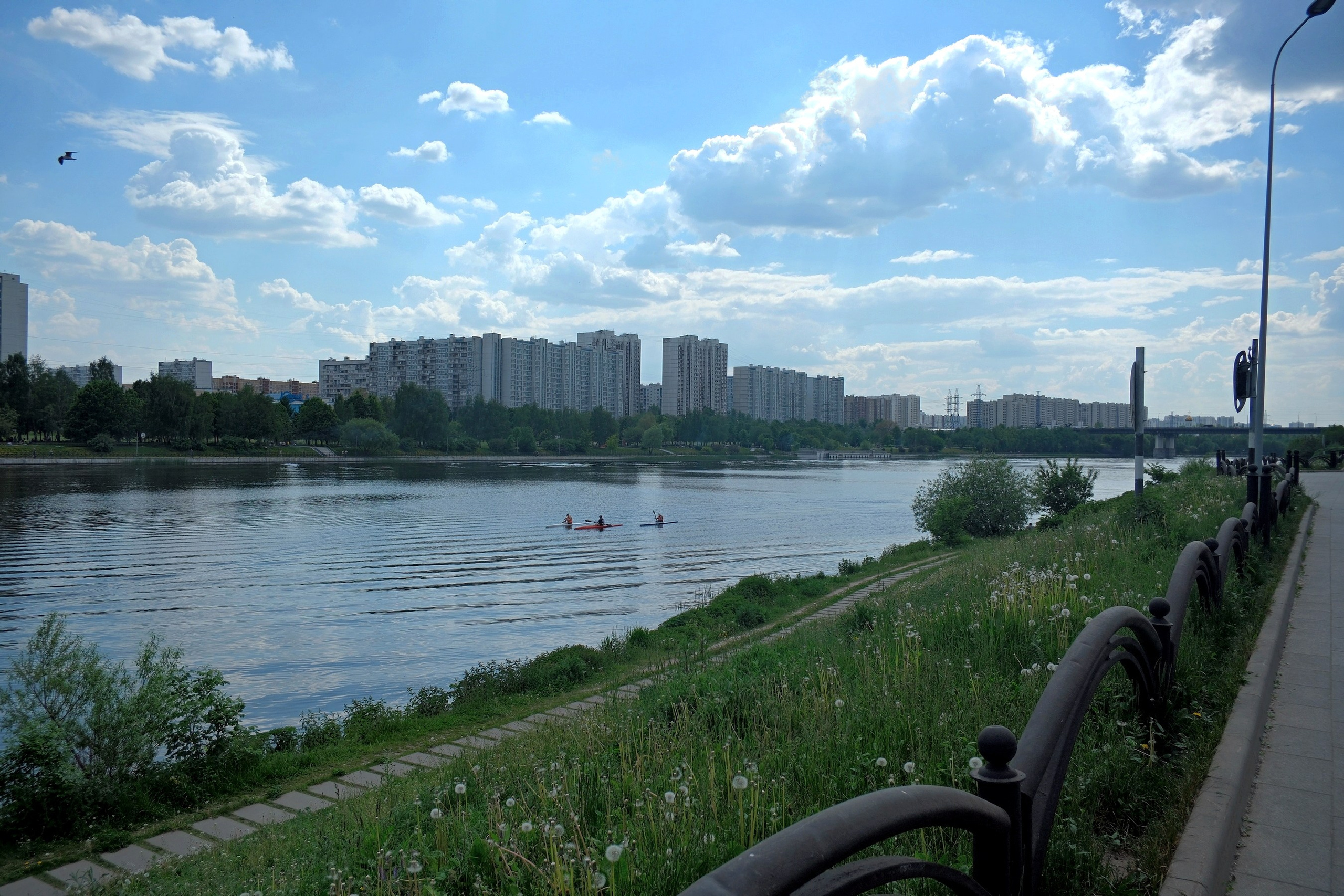 Парк 850 лет Москве. Снято на Voigtlander 18/2,8 Color-scopar. Улица, люди, жизнь…