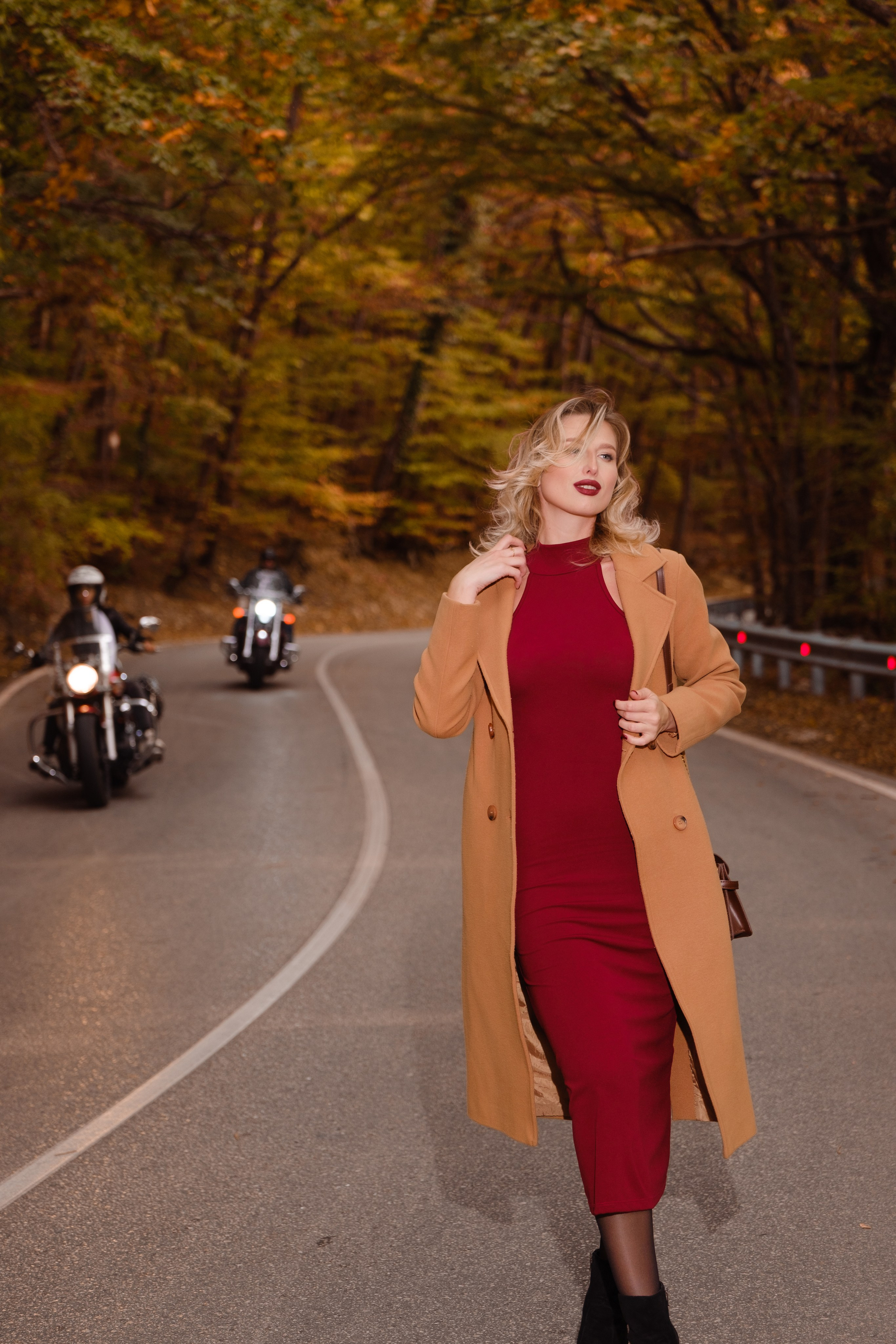 Дарья в центре города и осеннем лесу. Профессиональная фотосъемка в Крыму. Натуральные эмоции и живые кадры. Забронируйте дату прямо сейчас!