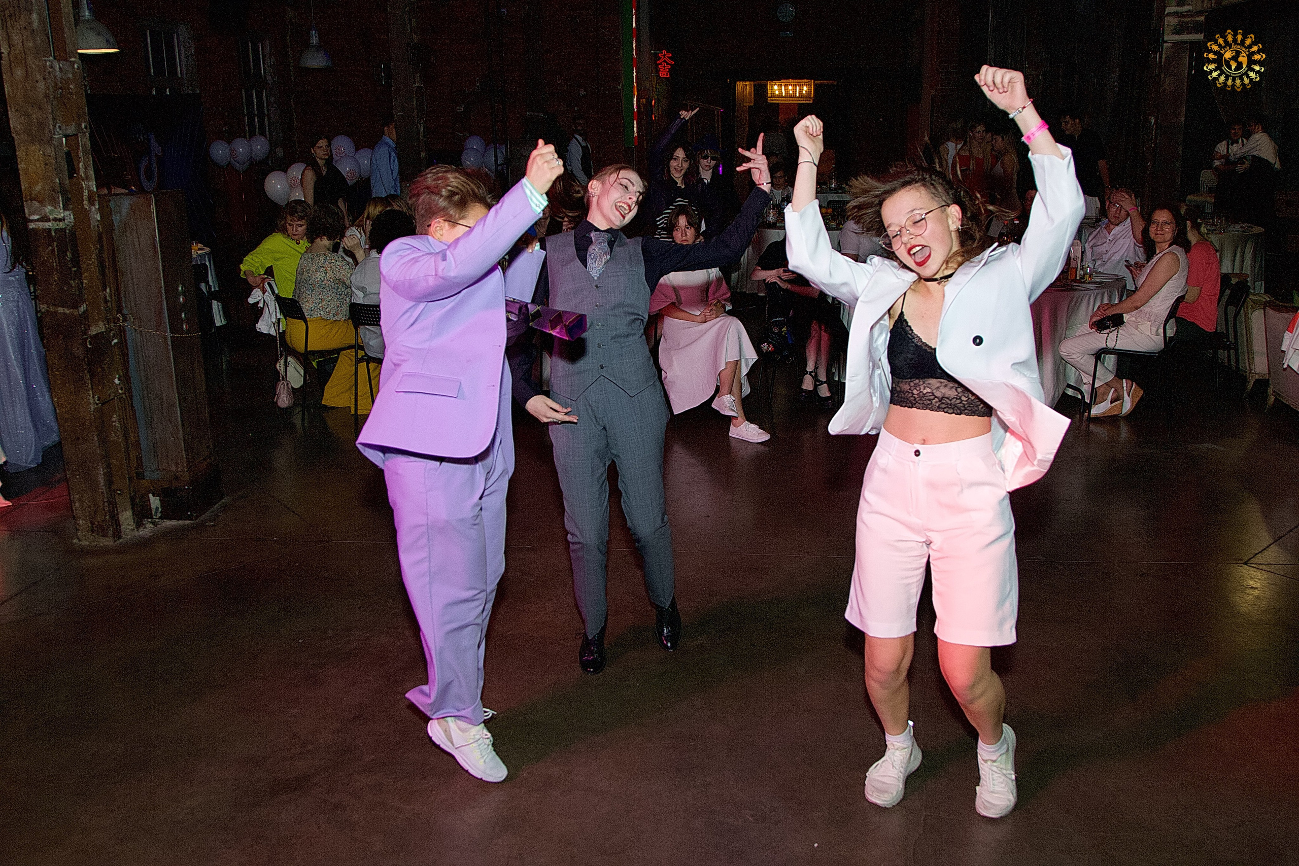 Выпускной 2023 (9-й класс, школа № 46). Loft Urban. Москва. Репортажная съемка в Москве и области. Анималистика