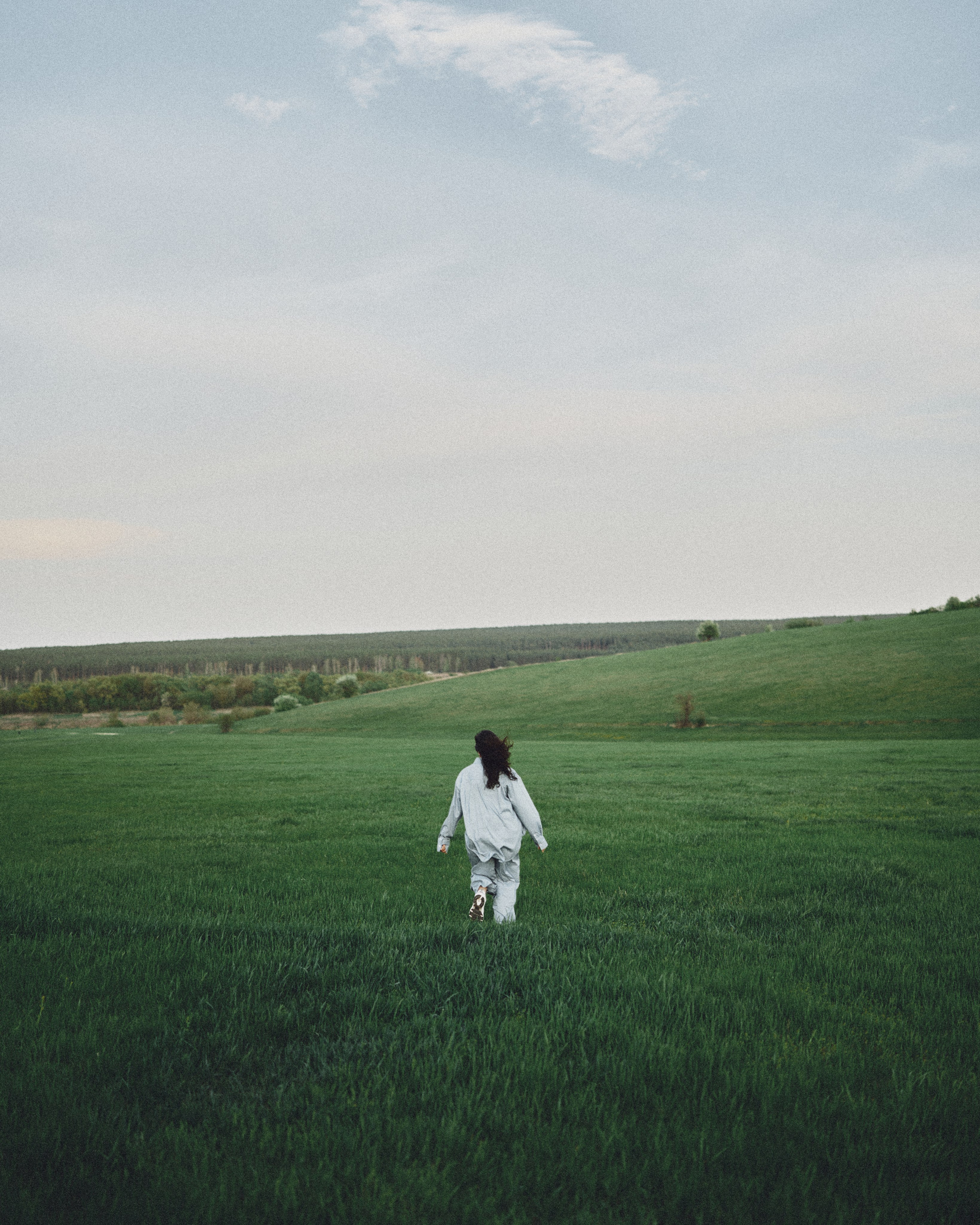 естественная летняя женская фотосессия в поле