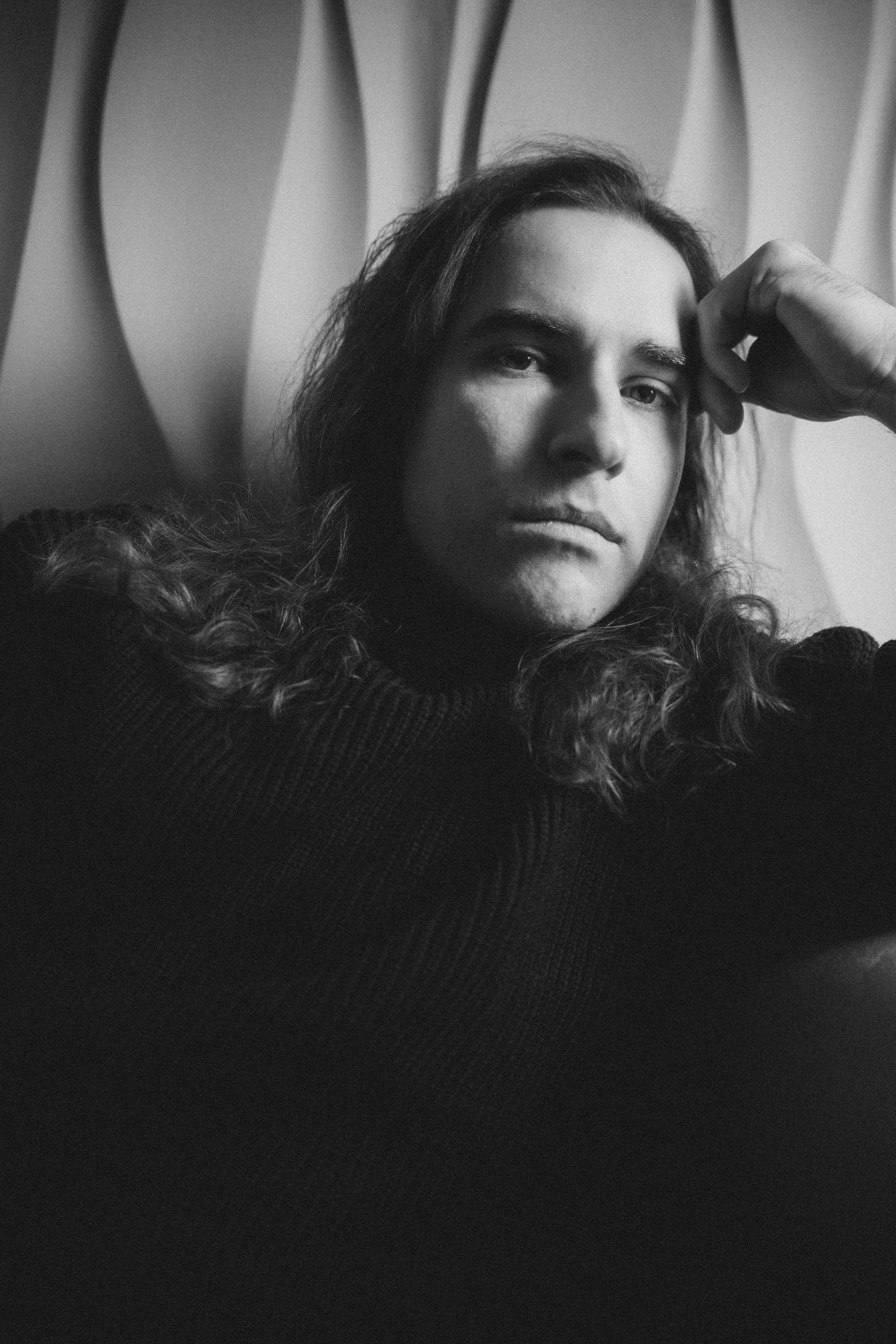 мужская студийная фотосессия с жестким цветом