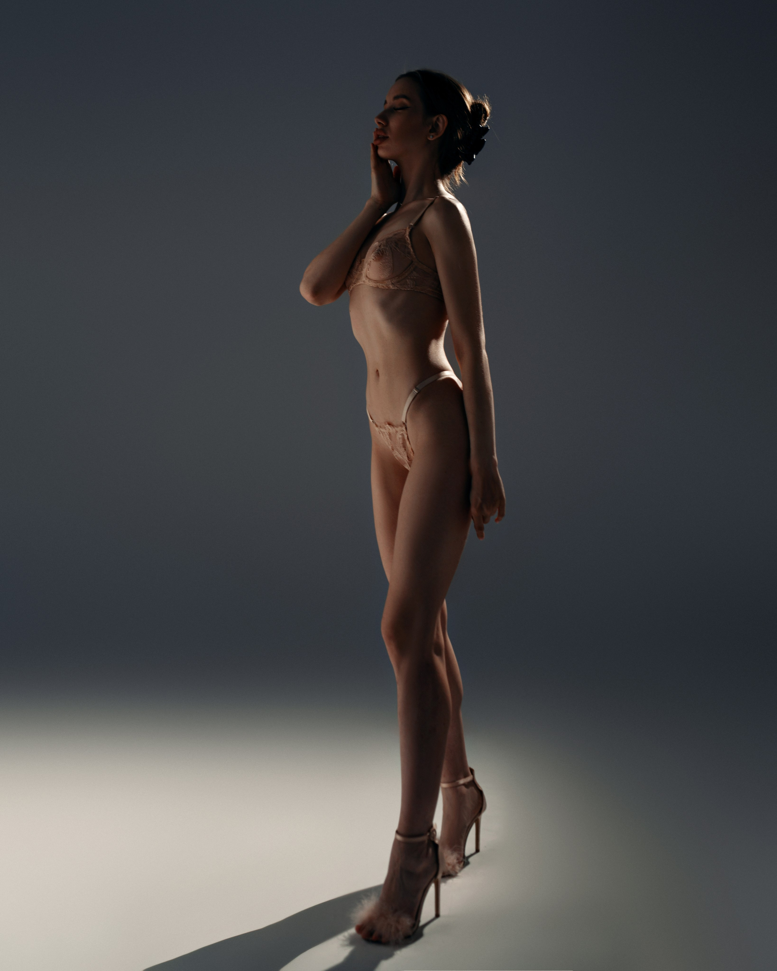 Фотосессия от Сергея Томашева: Девушка позирует в белье на белой циклораме Витебск