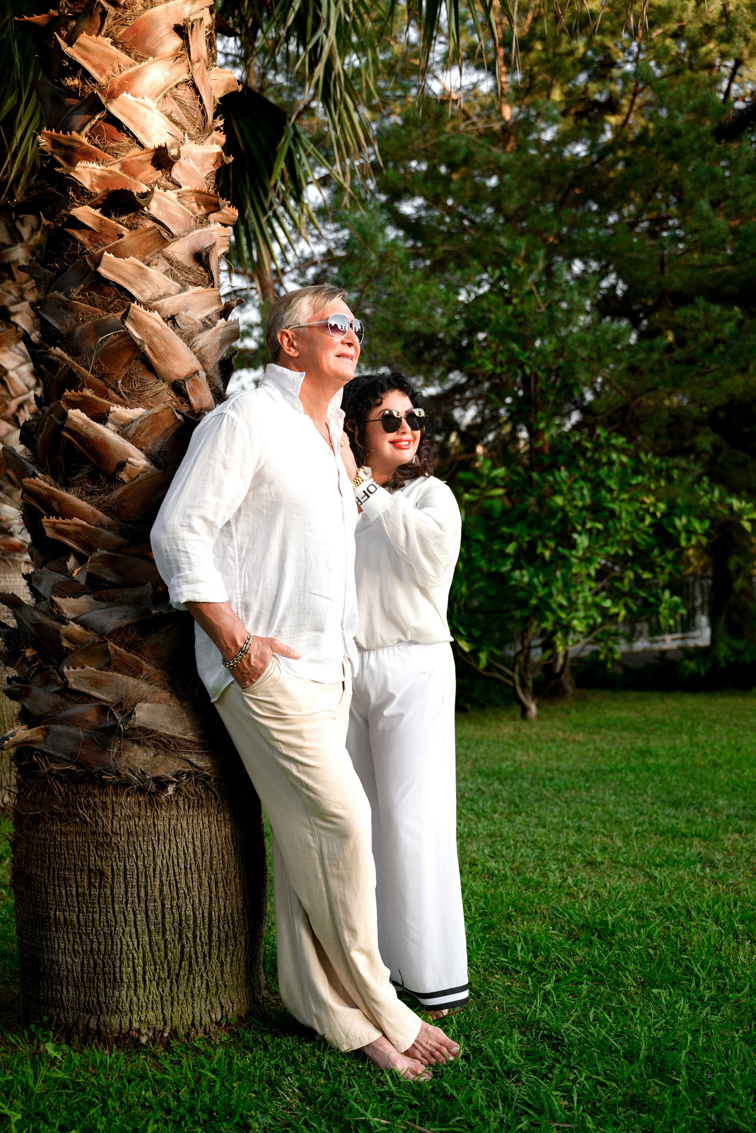 Семейная фотосессия среди пальм в Сочи — красивые кадры на фоне зеленых деревьев