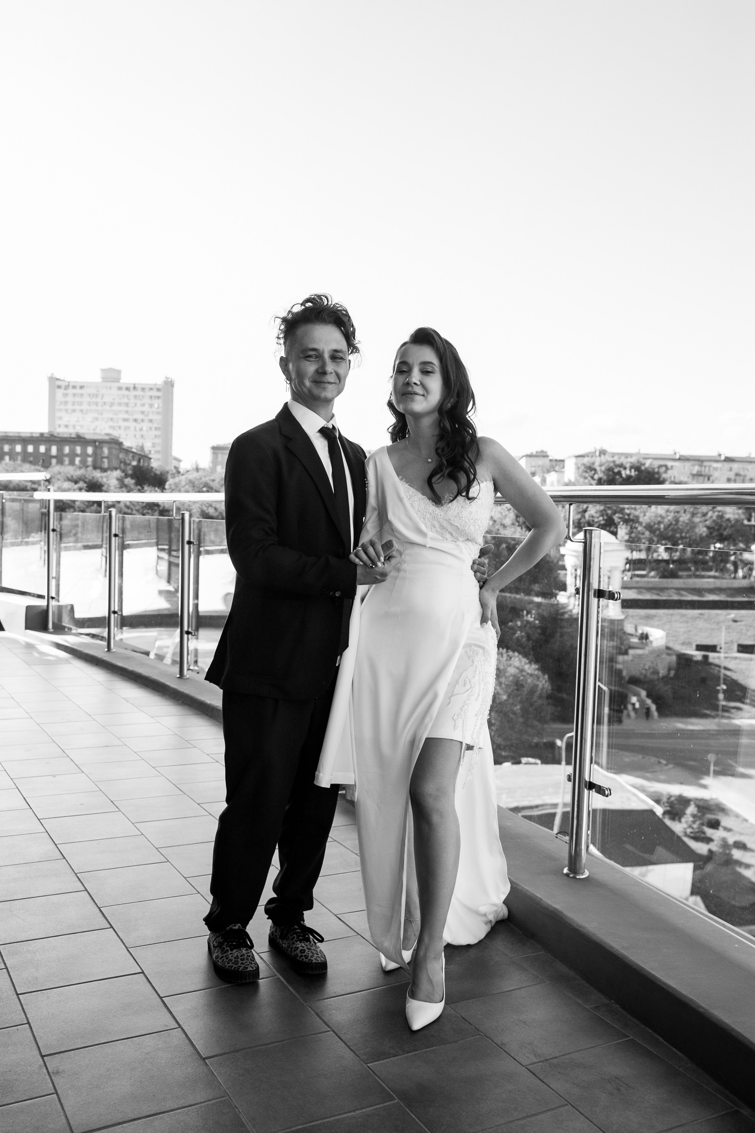 Гости украли жениха и невесту для фотографий на крыше ресторана Река. Событийный фотограф Максим Бескоровайновнов