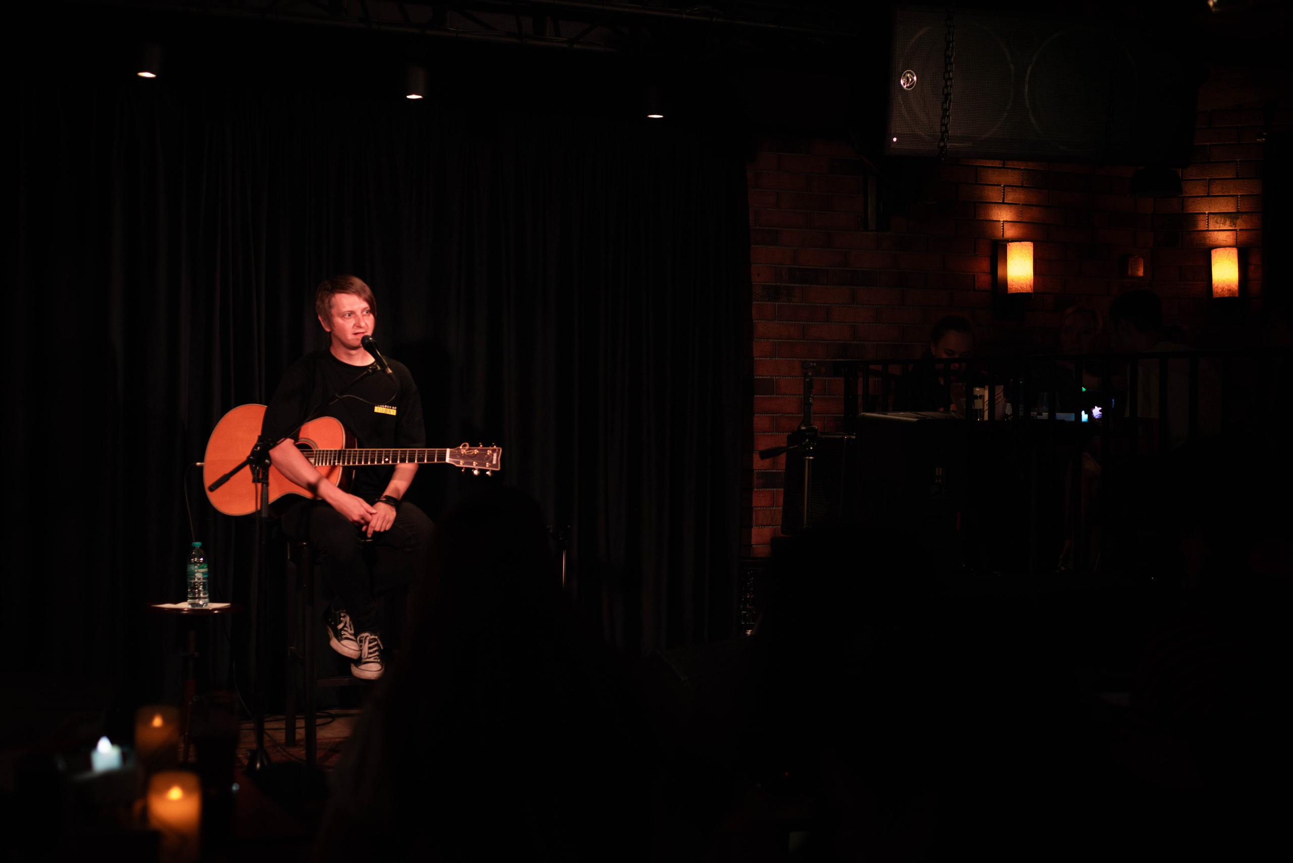 Лёва Сазонов (1 августа 2024 года, Москва, арт-кафе Пушкарёв). Фотограф Светлана Блинова, Москва и Московская область