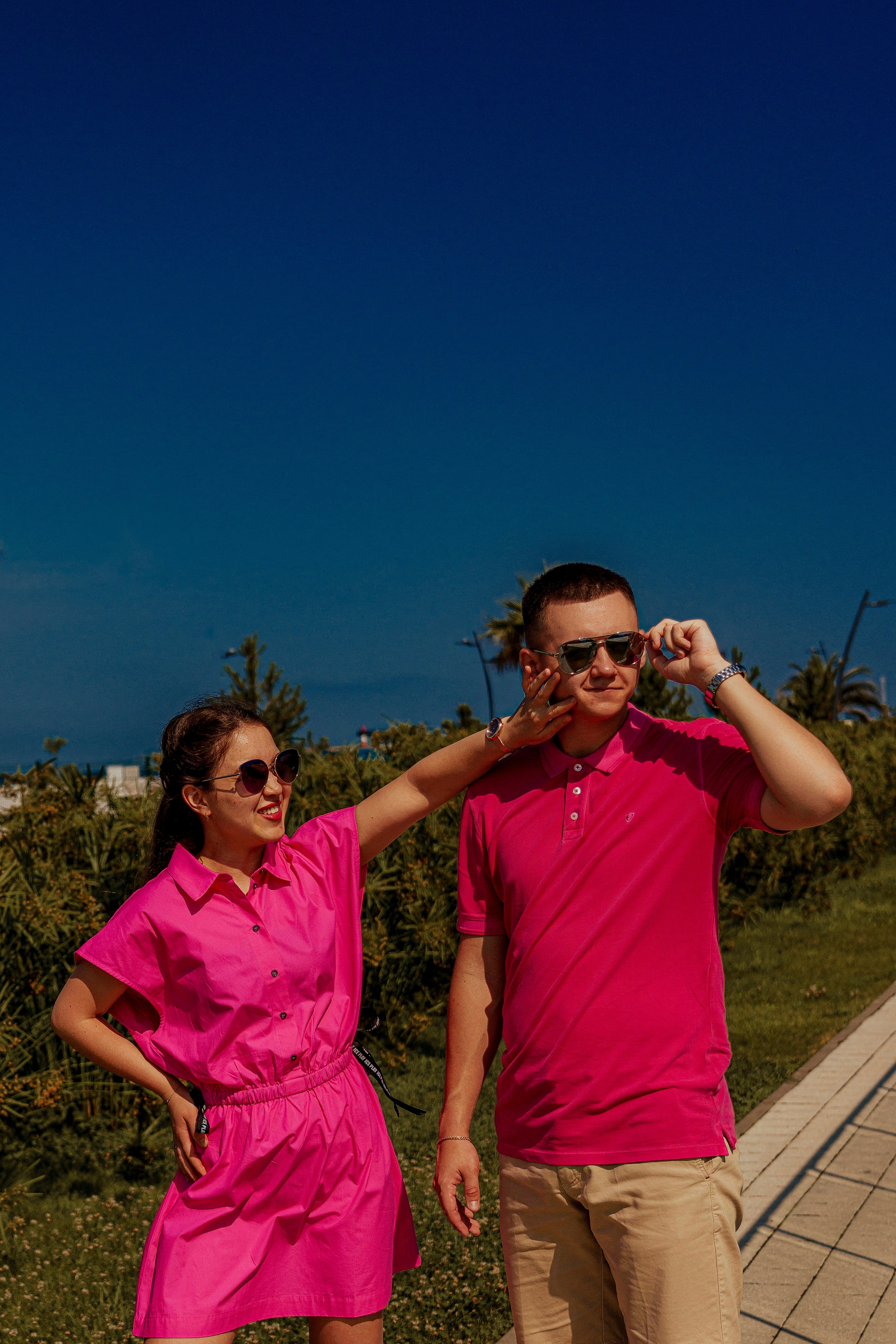 Парень с девушкой играют в игру