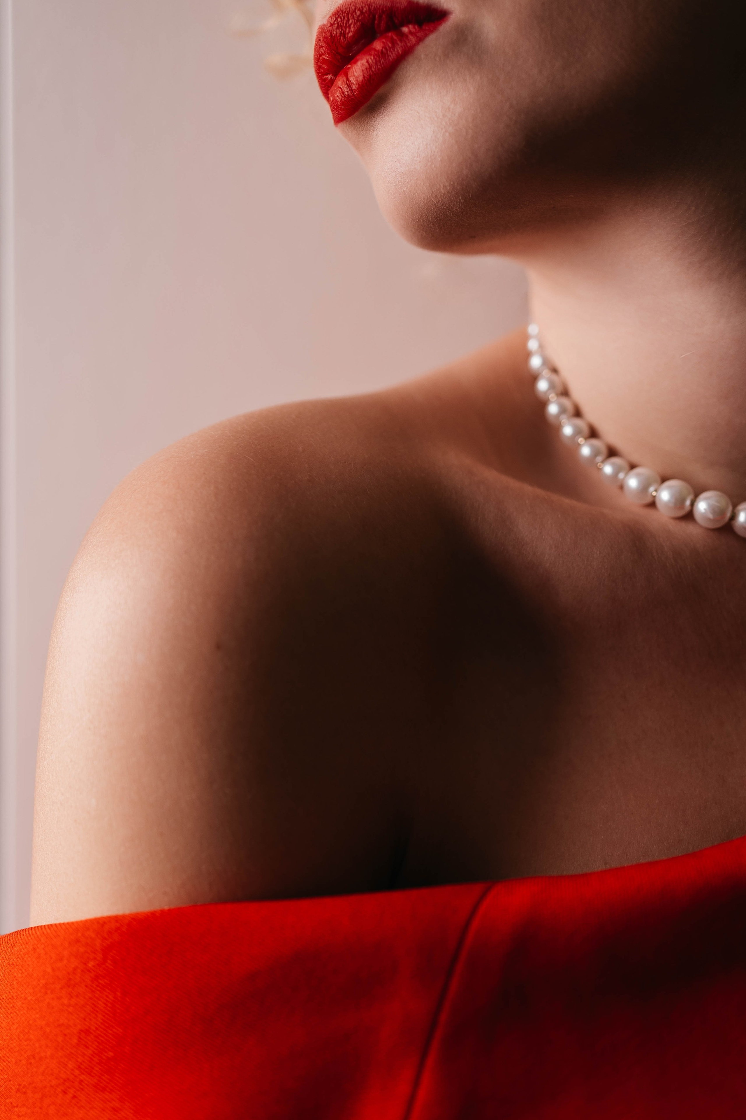 Ира в красном. Фотостудия Cute_photostudio в Твери. Фотограф в Твери Лагодная Яна